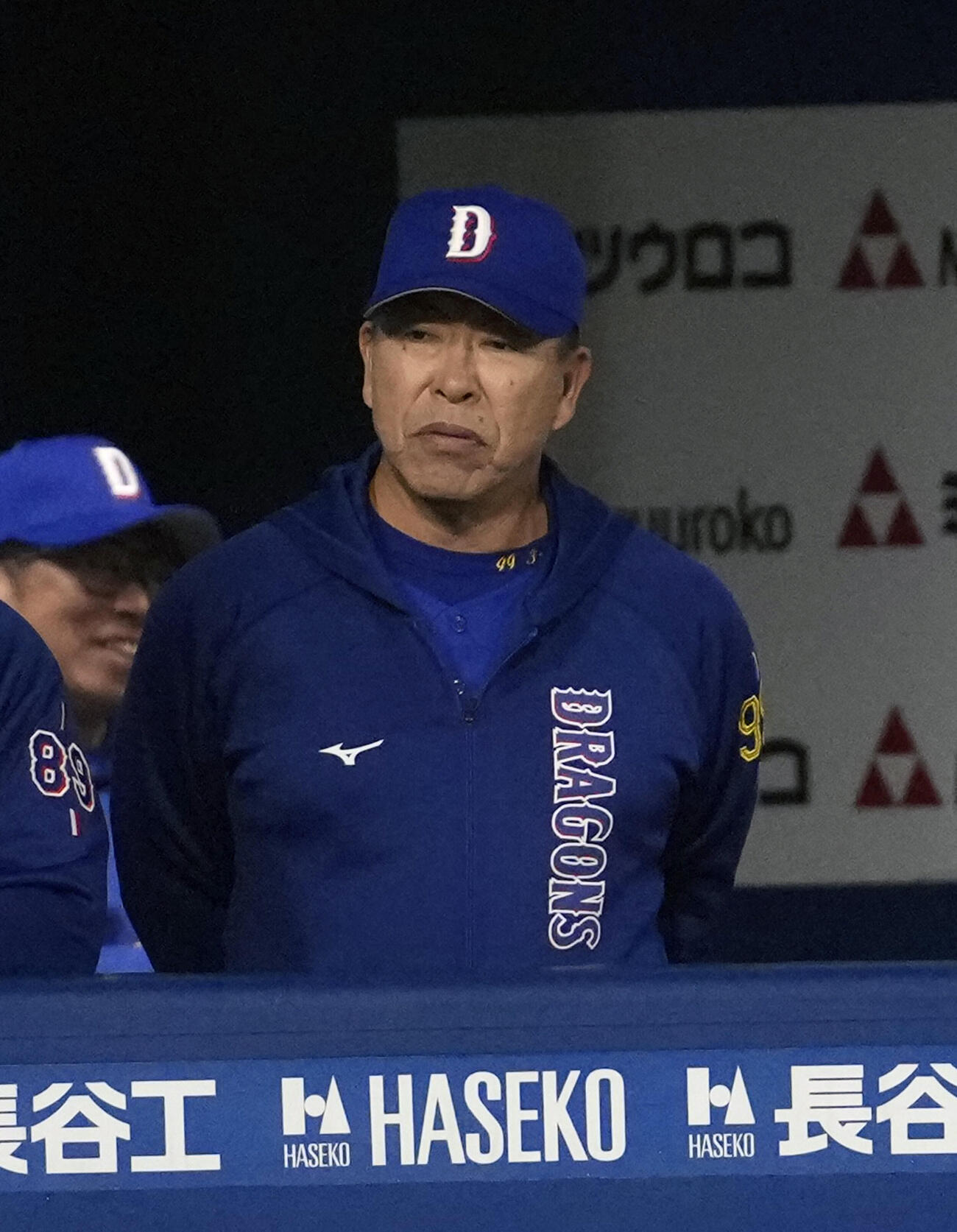 DeNA対中日　4回表、戦況を見つめる中日井上一樹監督（撮影・小島史椰）