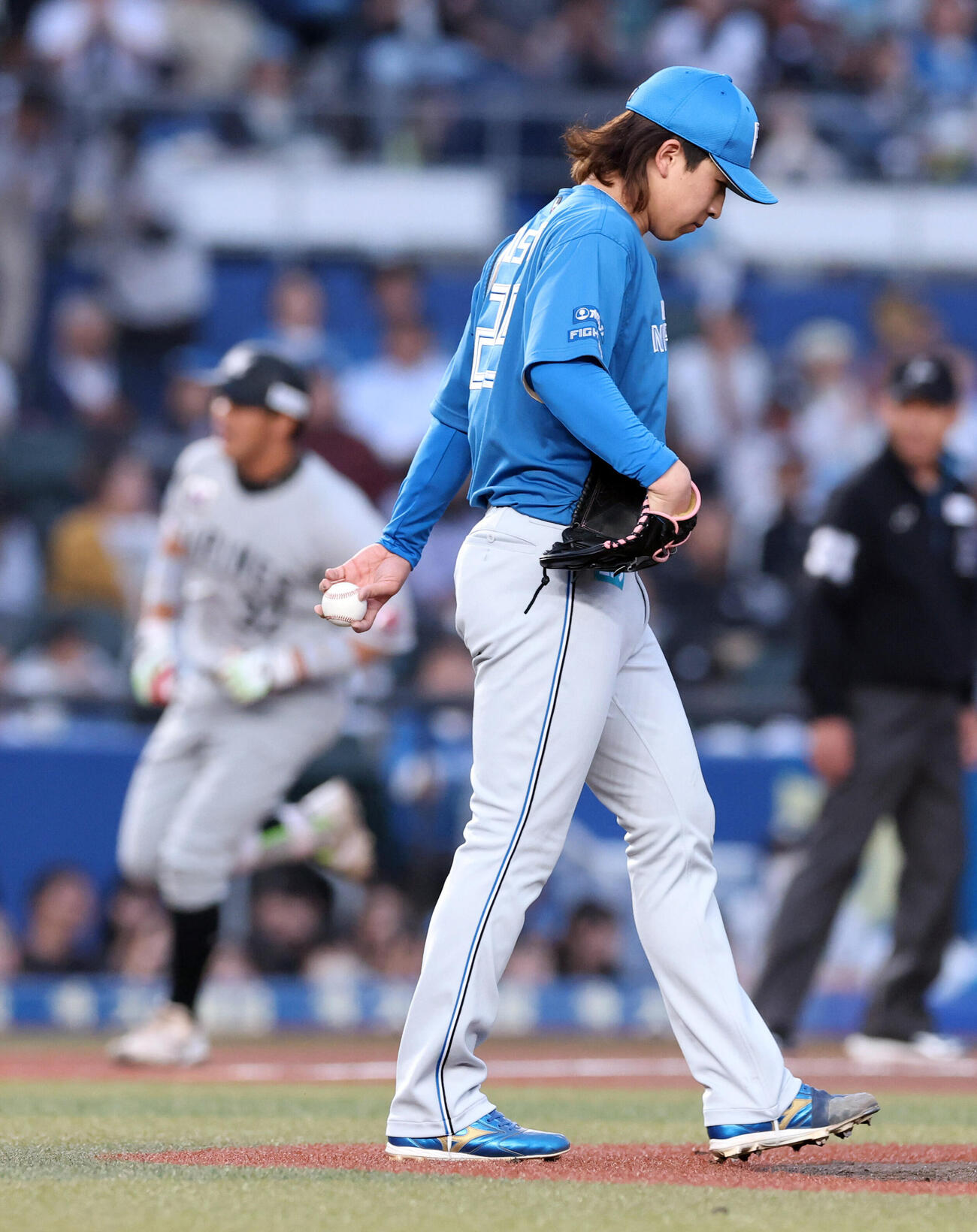 ロッテ対日本ハム　1回裏ロッテ2死一塁、佐藤都志也（後方）に2点本塁打を許した細野晴希（撮影・浅見桂子）