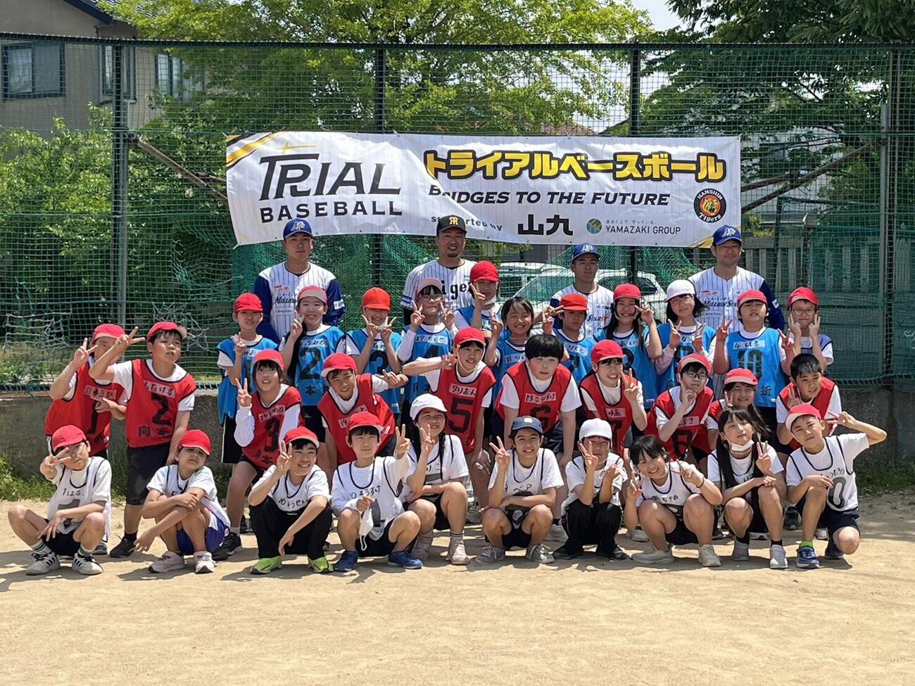 小松市立向本折小で授業を行った阪神秋山BA（後列左から2番目）（撮影・村松万里子）