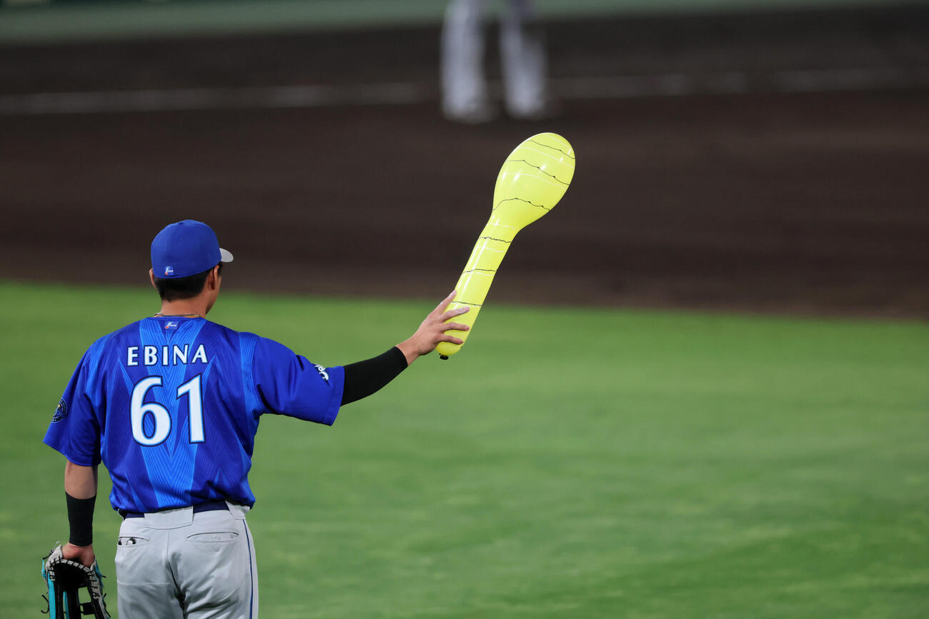 8日、外野中堅付近に飛び込んできたジェット風船を拾うDeNA蝦名達夫