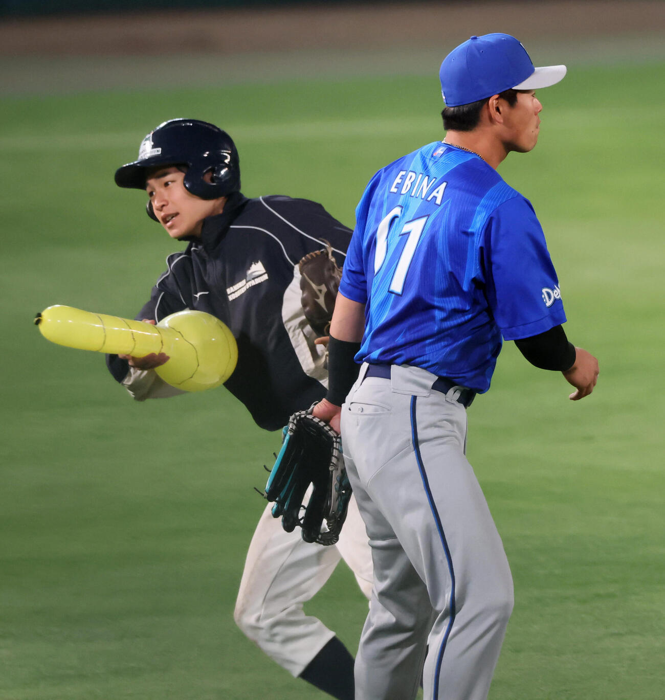 8日、外野中堅付近に飛び込んできたジェット風船を拾いグラウンド係員に手渡すDeNA蝦名達夫
