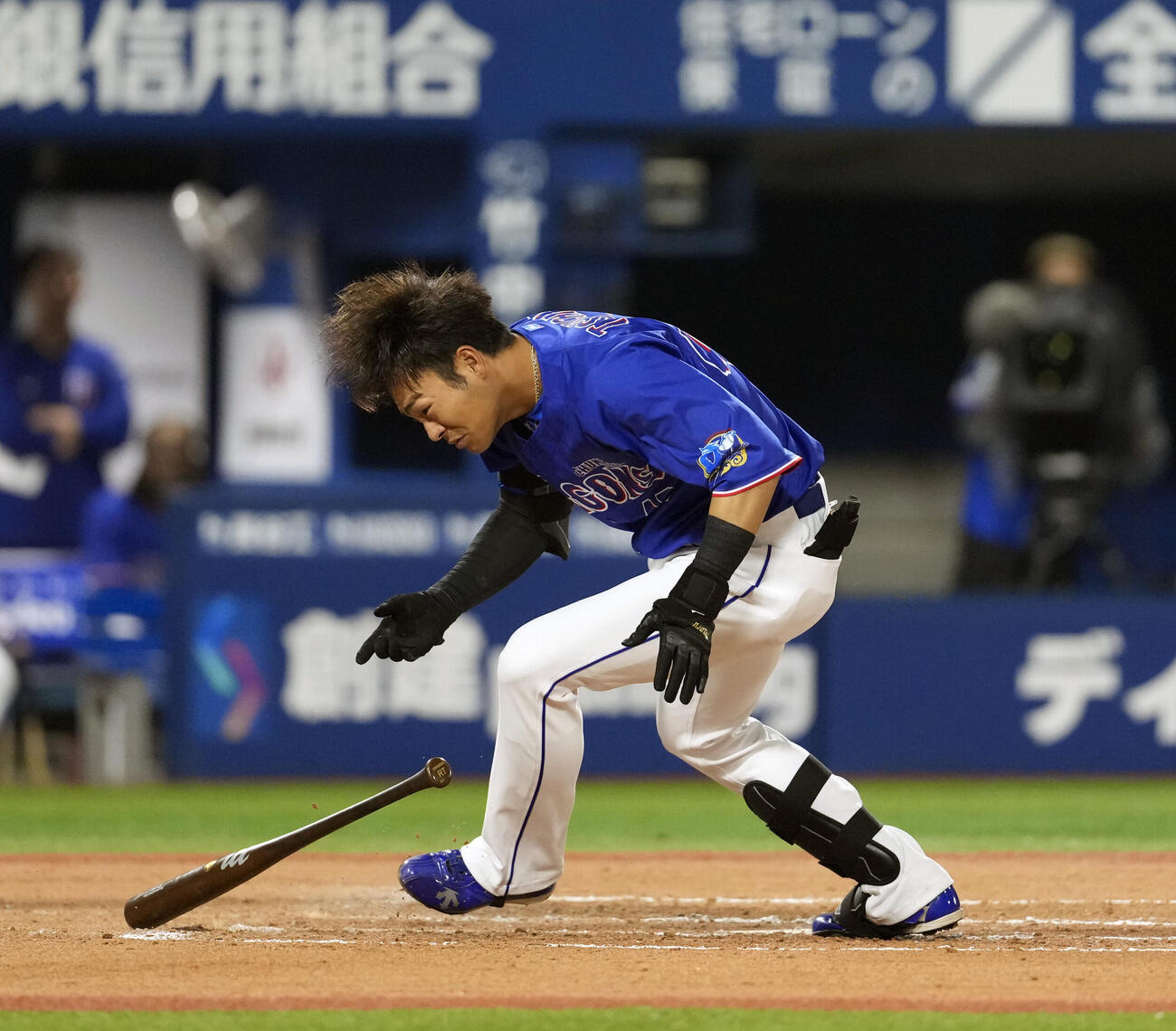 DeNA対中日　7回表中日2死、危険球を受ける土田龍空（撮影・小島史椰）