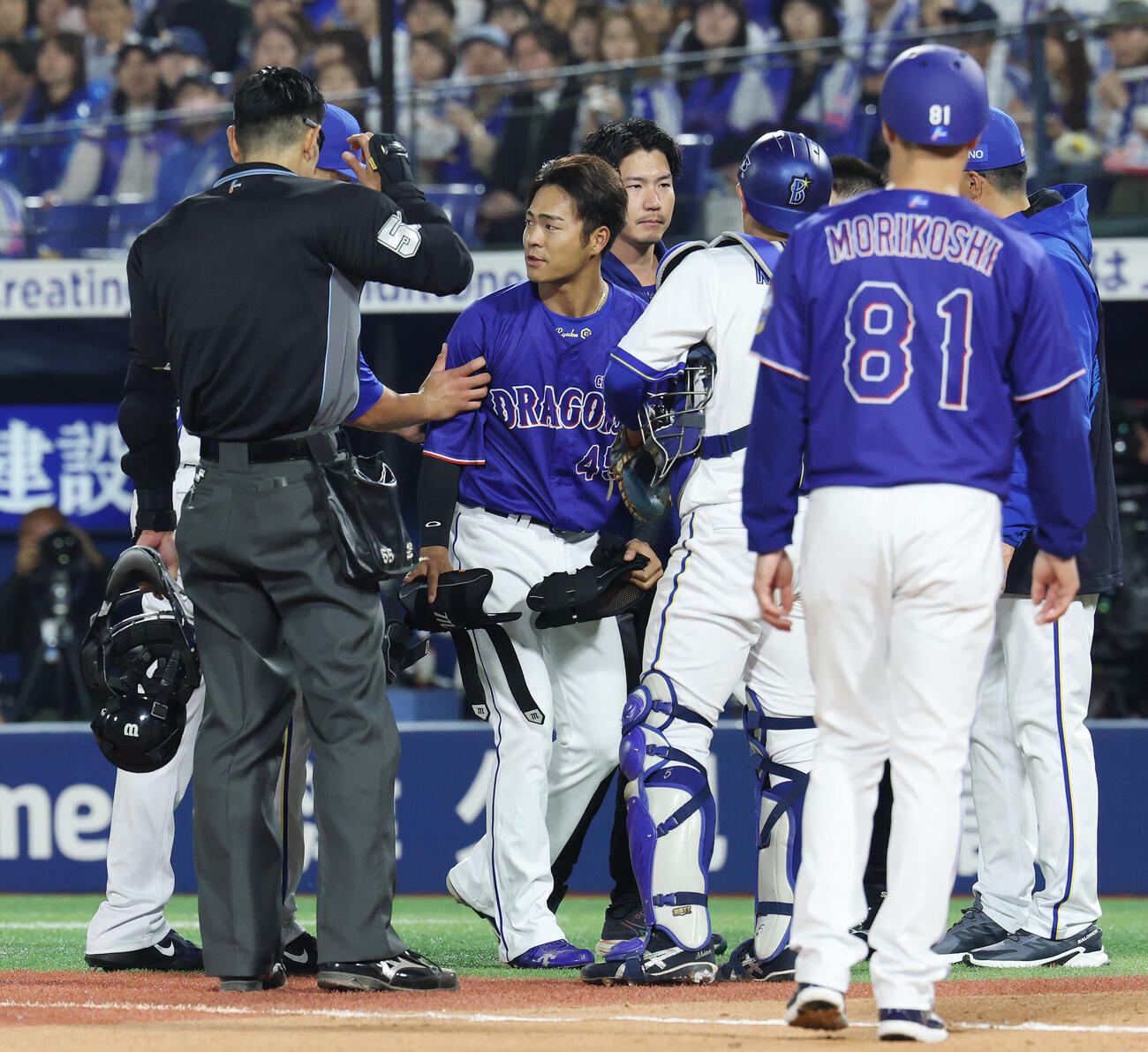 DeNA対中日　7回表中日2死、死球を受けホセ・ルイーズ（左）から謝罪を受ける土田龍空（撮影・宮地輝）