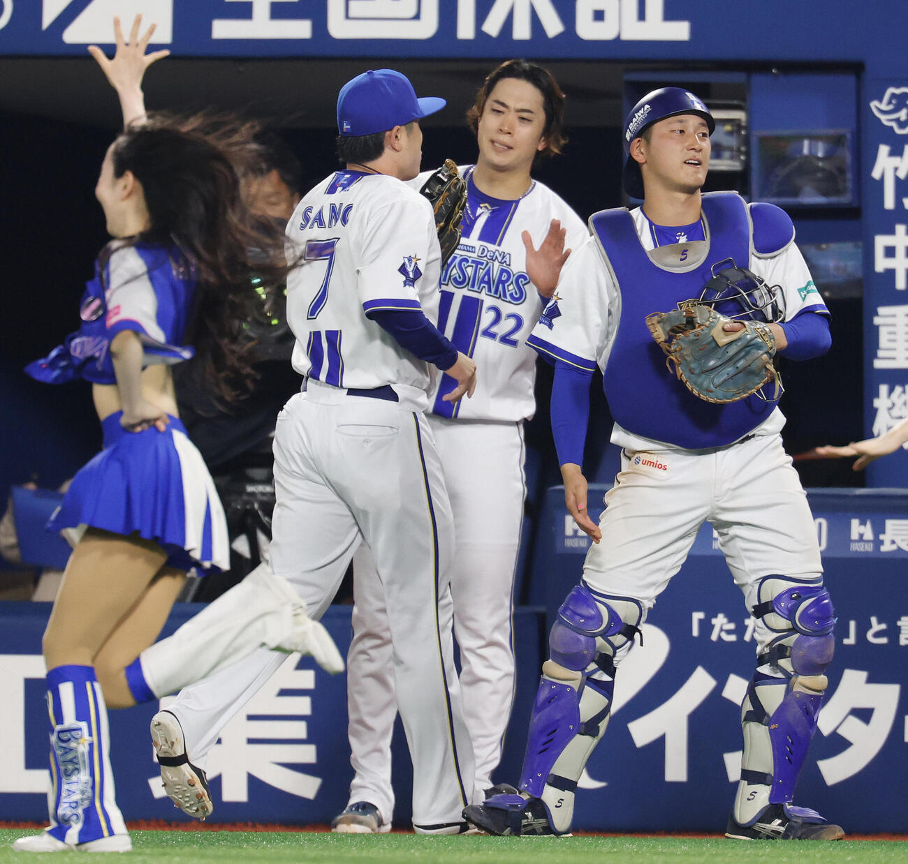 DeNA対中日　6回表を3者凡退に抑え、好捕したDeNA佐野恵太（左）を迎える入江大生（中央）と松尾汐恩（撮影・宮地輝）