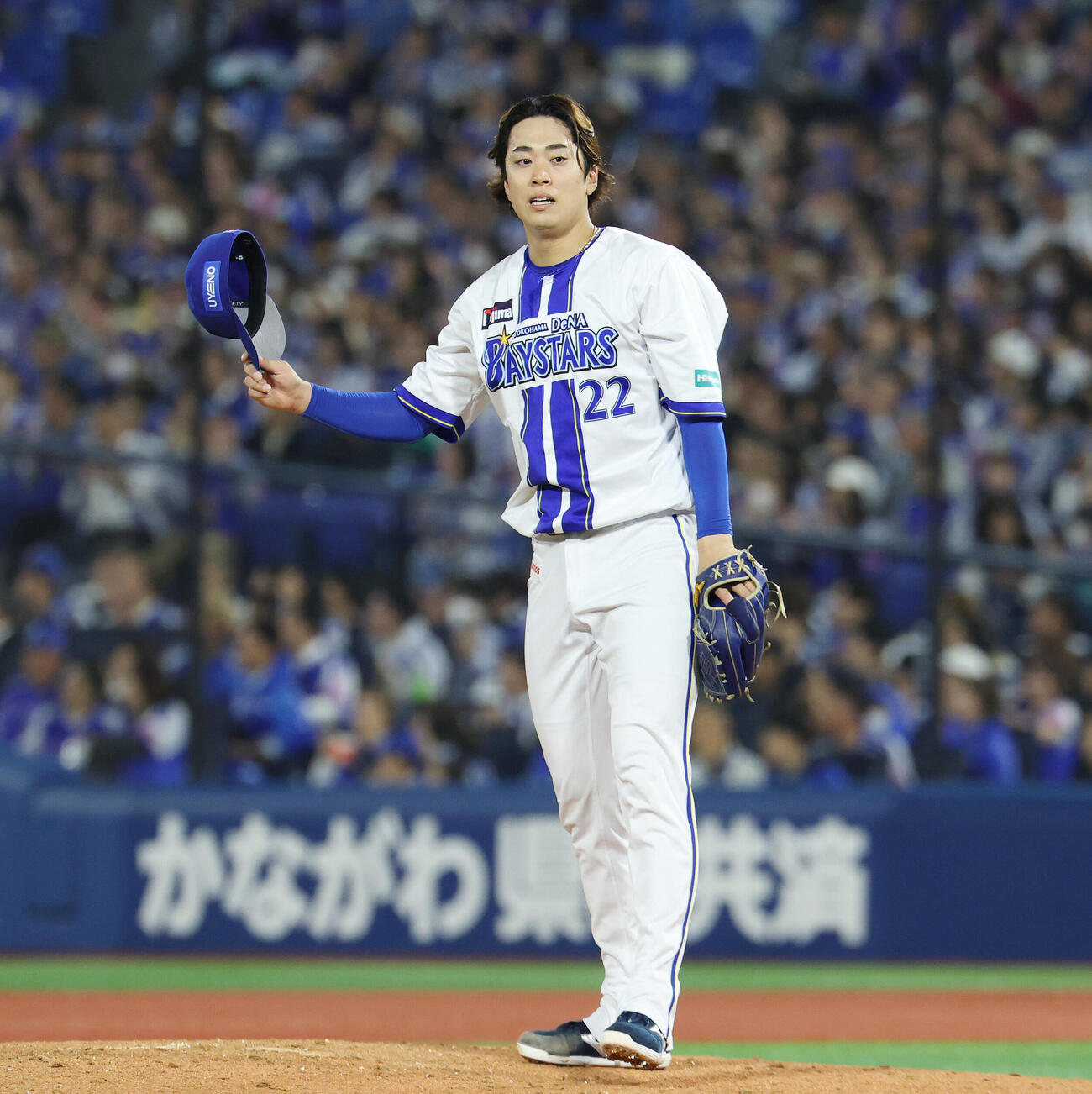 DeNA対中日　6回表中日1死、村松開人の左飛を好捕した佐野恵太をたたえる入江大生（撮影・宮地輝）