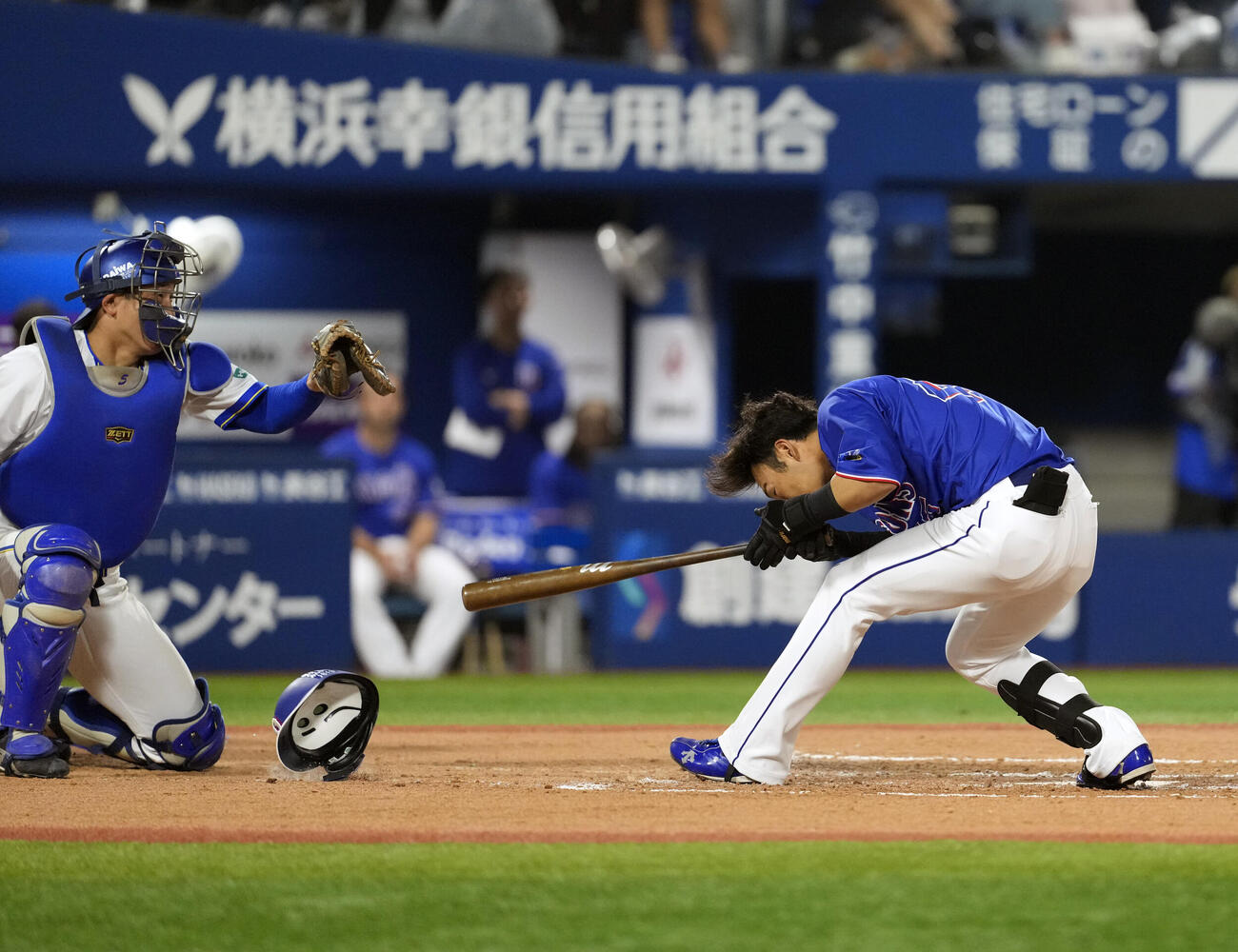 DeNA対中日　7回表中日2死、危険球を受ける土田龍空（撮影・小島史椰）
