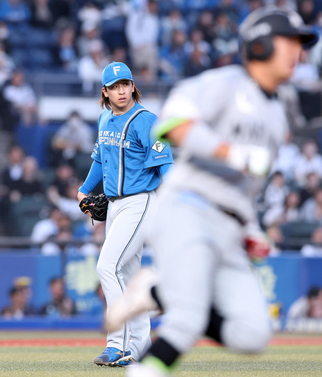 ロッテ対日本ハム　1回裏ロッテ2死一塁、佐藤都志也（手前）に2点本塁打を許した細野晴希（撮影・浅見桂子）