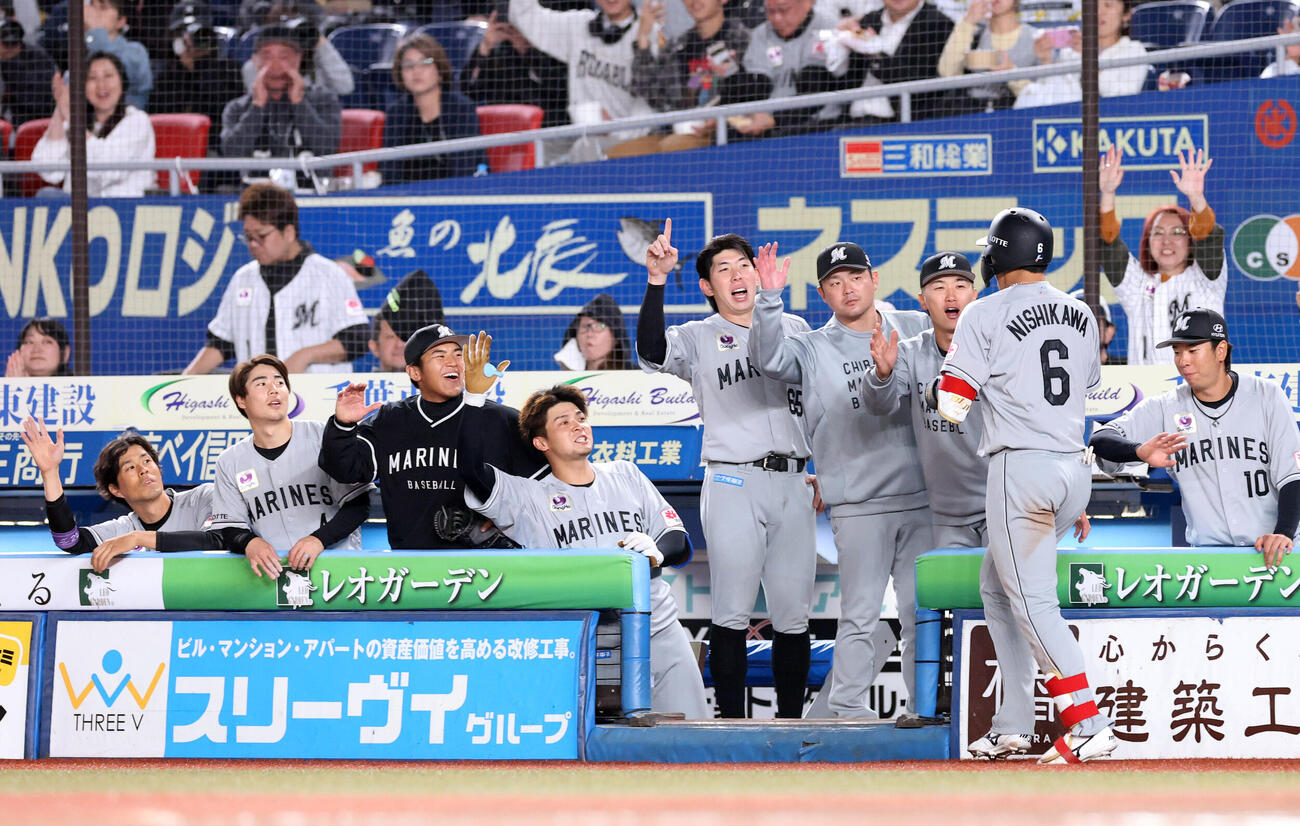 ロッテ対日本ハム　6回裏ロッテ無死、西川史礁（手前）がソロ本塁打を放ちハイタッチで迎えるナイン（撮影・浅見桂子）