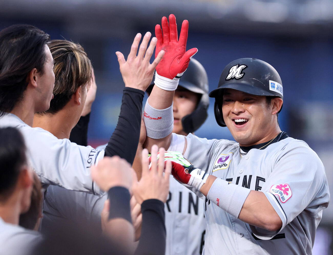 ロッテ対日本ハム　1回裏ロッテ2死一塁、佐藤都志也は2点本塁打を放ちナインとハイタッチ（撮影・浅見桂子）