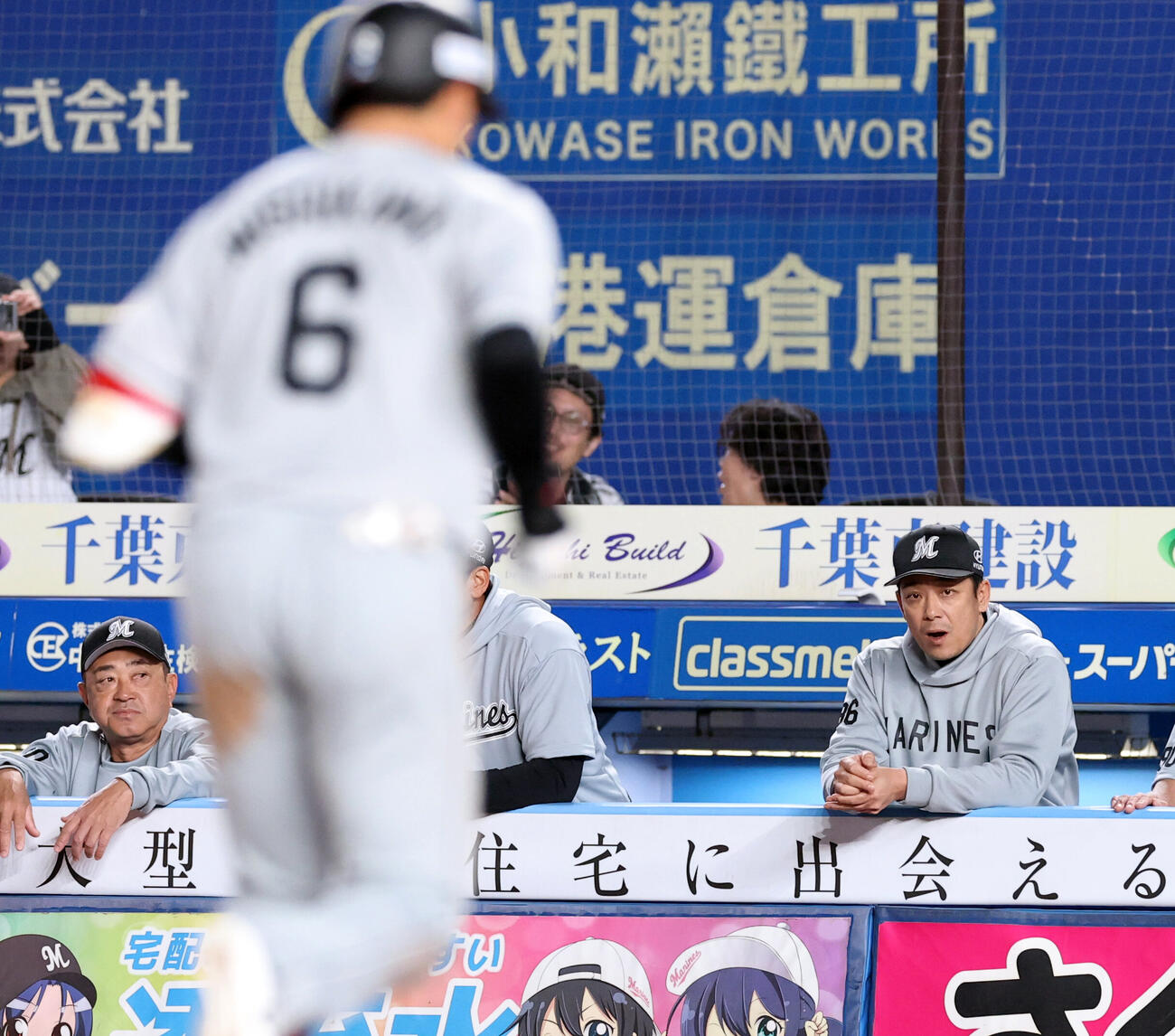 ロッテ対日本ハム　6回裏ロッテ無死、西川史礁（手前）がソロ本塁打を放ち生還を見つめるサブロー監督（撮影・浅見桂子）