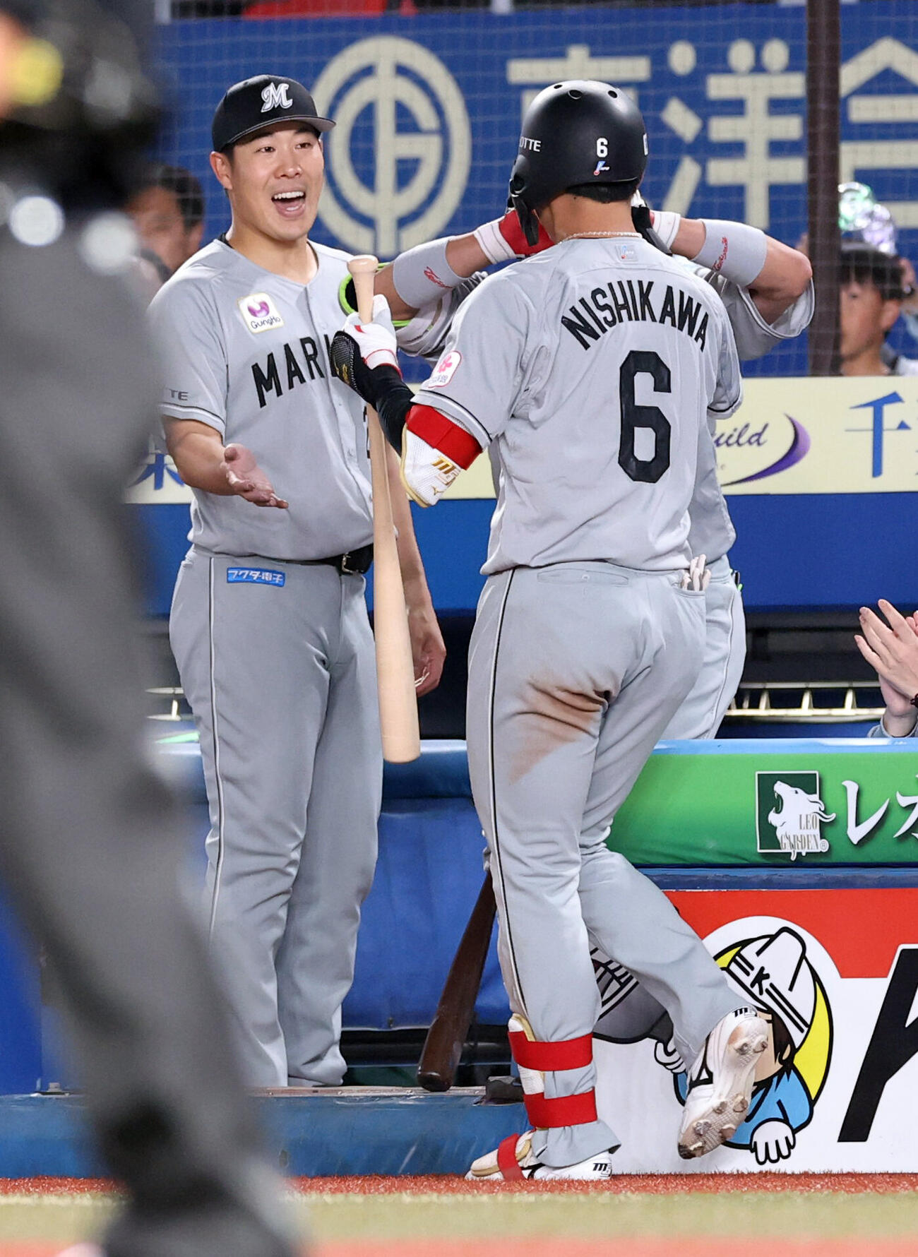 ロッテ対日本ハム　6回裏ロッテ無死、西川史礁（手前）がソロ本塁打を放ち笑顔で迎える西野勇士（撮影・浅見桂子）