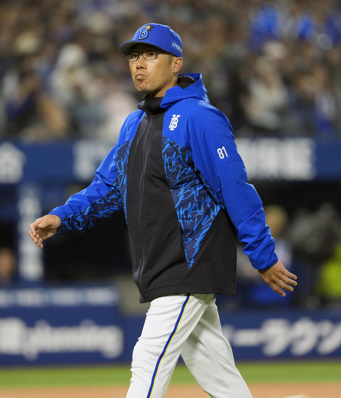 DeNA対中日　7回表中日2死、選手交代を告げベンチに戻るDeNA相川亮二監督（撮影・小島史椰）