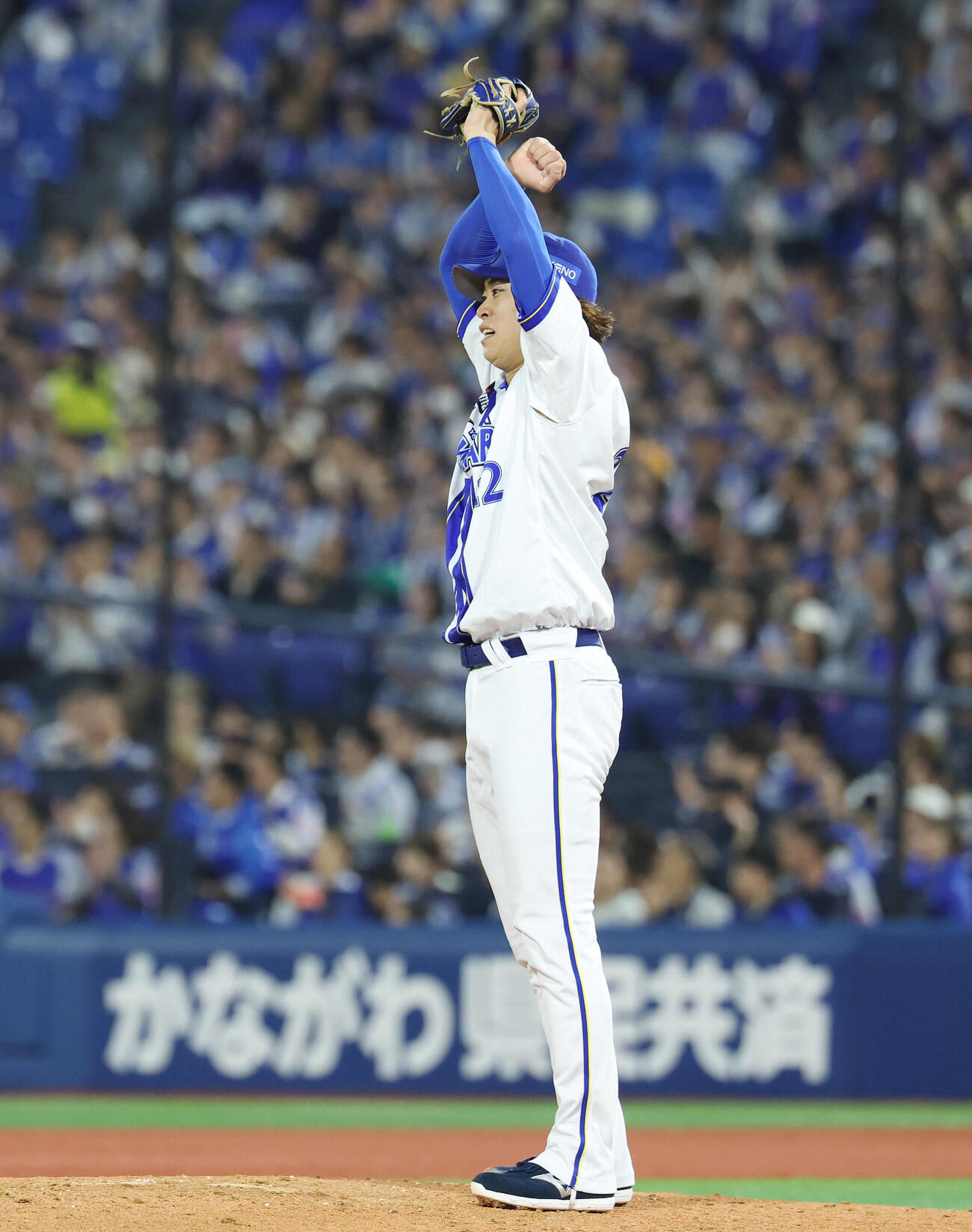 DeNA対中日　6回表中日1死、村松開人の左飛を好捕した佐野恵太をたたえる入江大生（撮影・宮地輝）