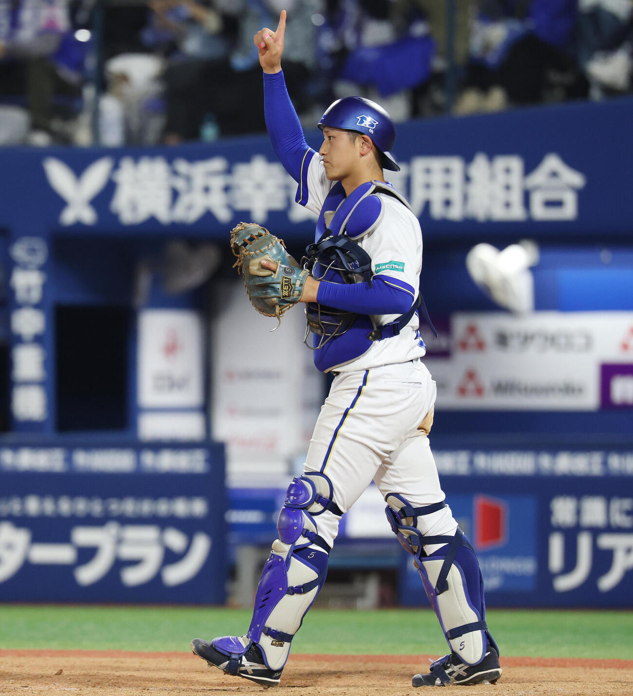 DeNA対中日　8回表中日無死一塁、田中幹也の二塁盗塁を阻止した松尾汐恩（撮影・宮地輝）