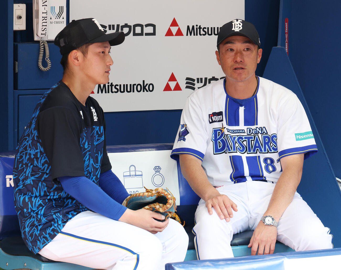 DeNA対中日　試合前、言葉を交わすDeNA松尾汐恩（左）と相川亮二監督（撮影・宮地輝）