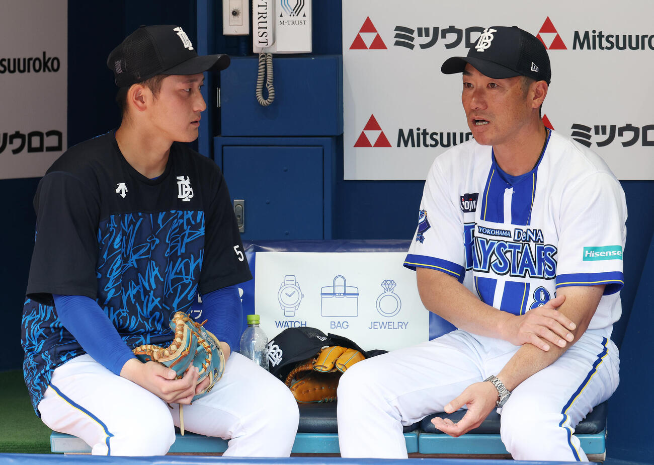 DeNA対中日　試合前、言葉を交わすDeNA松尾汐恩（左）と相川亮二監督（撮影・宮地輝）