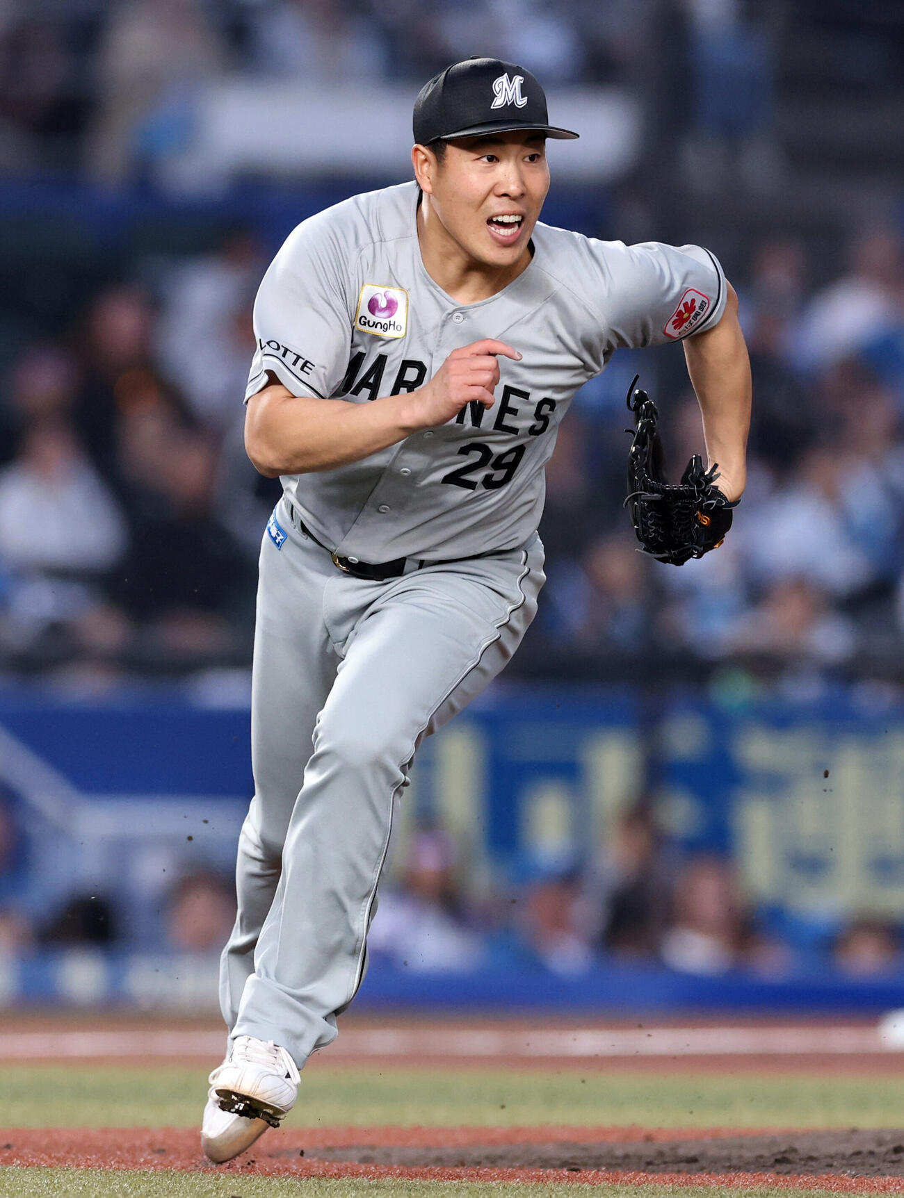ロッテ対日本ハム　2回表日本ハム無死一塁、水野達稀の打球で一塁にダッシュする西野勇士（撮影・浅見桂子）
