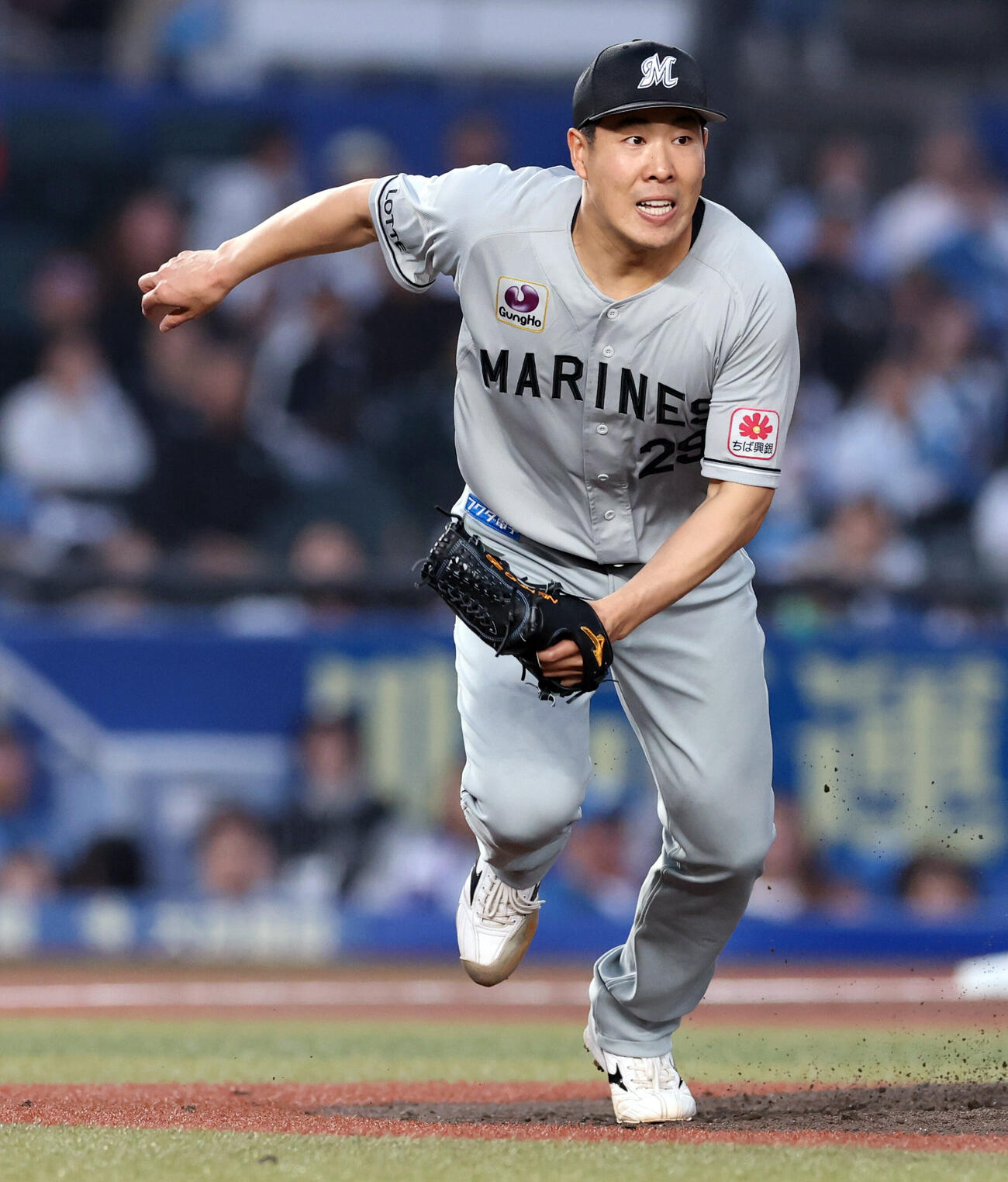 ロッテ対日本ハム　2回表日本ハム無死一塁、水野達稀の打球で一塁にダッシュする西野勇士（撮影・浅見桂子）