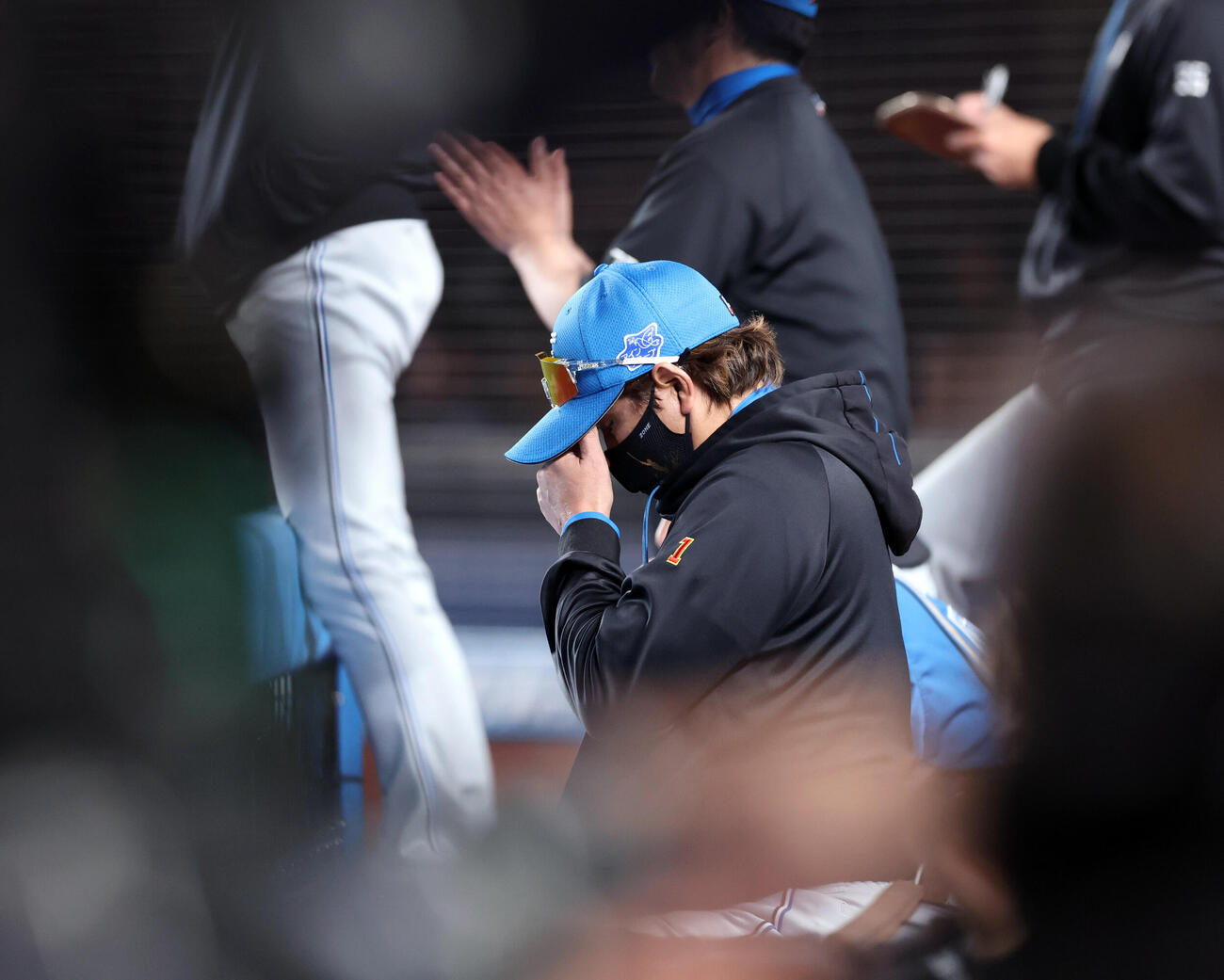 ロッテ対日本ハム　7回裏ロッテに追加点を許し、うつむく日本ハム新庄剛志監督（撮影・浅見桂子）
