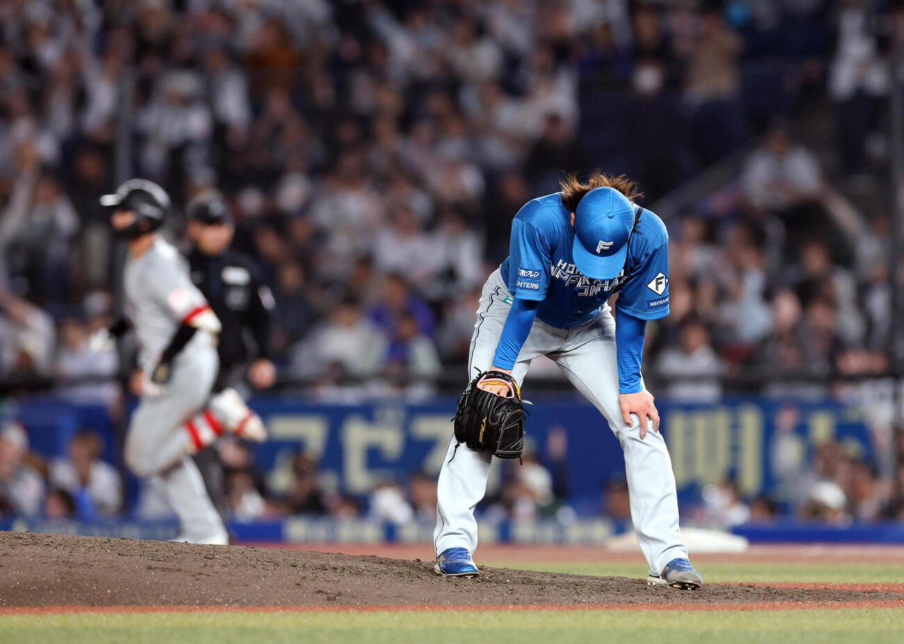 ロッテ対日本ハム　6回裏ロッテ無死、西川史礁（奥）にソロ本塁打を許し、がっくりの細野晴希（撮影・浅見桂子）