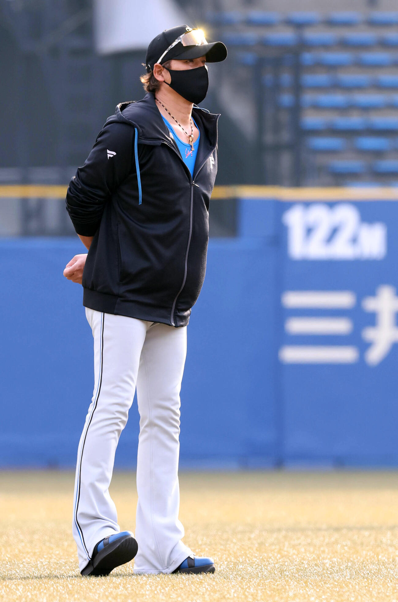 ロッテ対日本ハム　西日を浴びながら練習を見る日本ハ新庄剛志監督　（撮影・浅見桂子）
