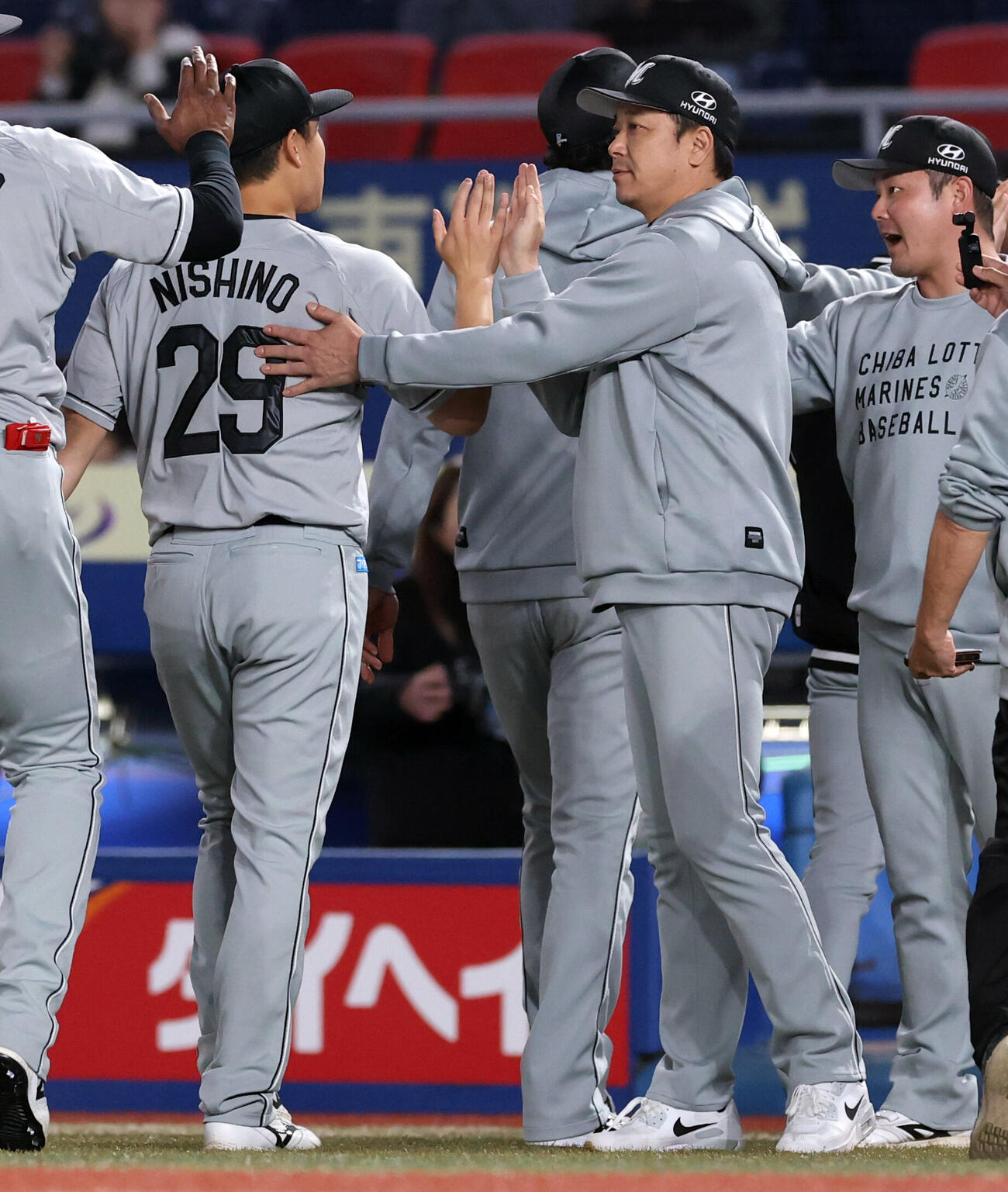 ロッテ対日本ハム　今季初勝利のロッテ西野勇士（左）を迎えるサブロー監督（撮影・浅見桂子）