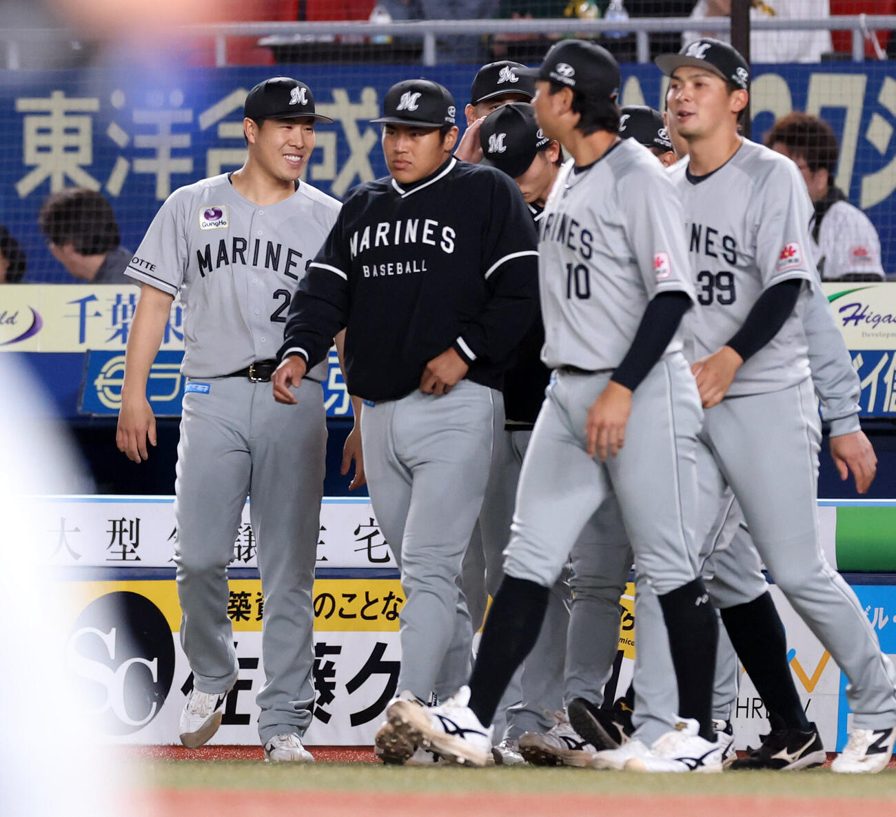 ロッテ対日本ハム　今季初勝利のロッテ西野勇士（左）はほっとした笑顔でナインと喜び合う（撮影・浅見桂子）