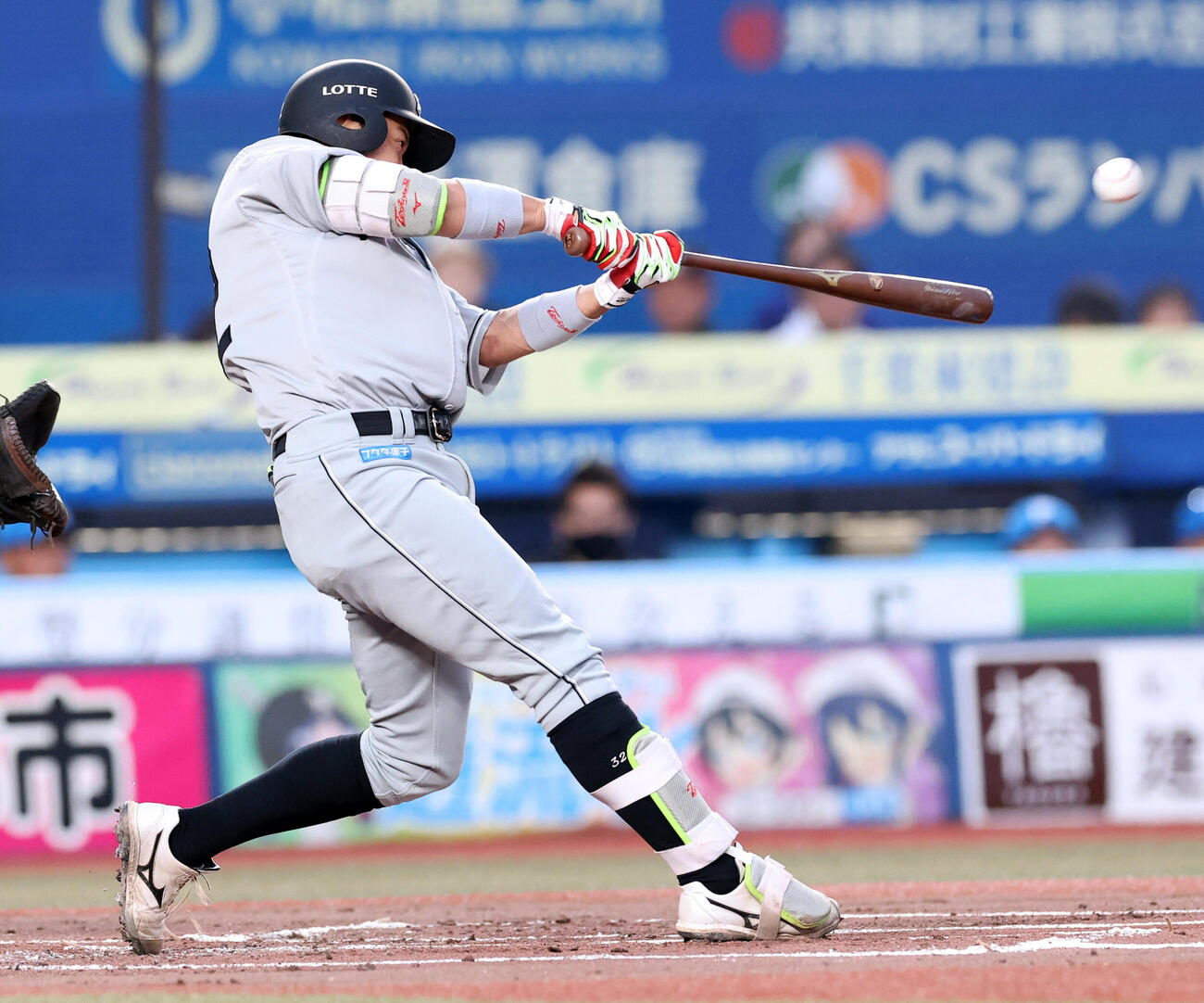 ロッテ対日本ハム　1回裏ロッテ2死一塁、佐藤都志也は2点本塁打を放つ（撮影・浅見桂子）
