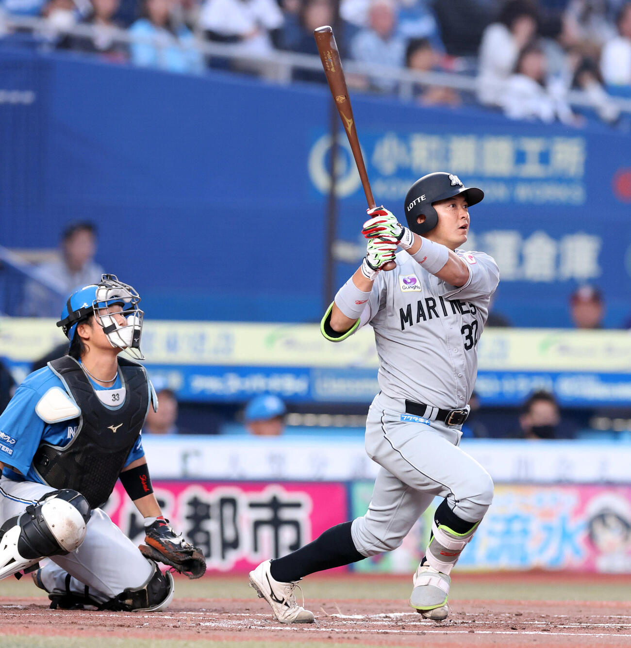 ロッテ対日本ハム　1回裏ロッテ2死一塁、佐藤都志也は2点本塁打を放つ（撮影・浅見桂子）