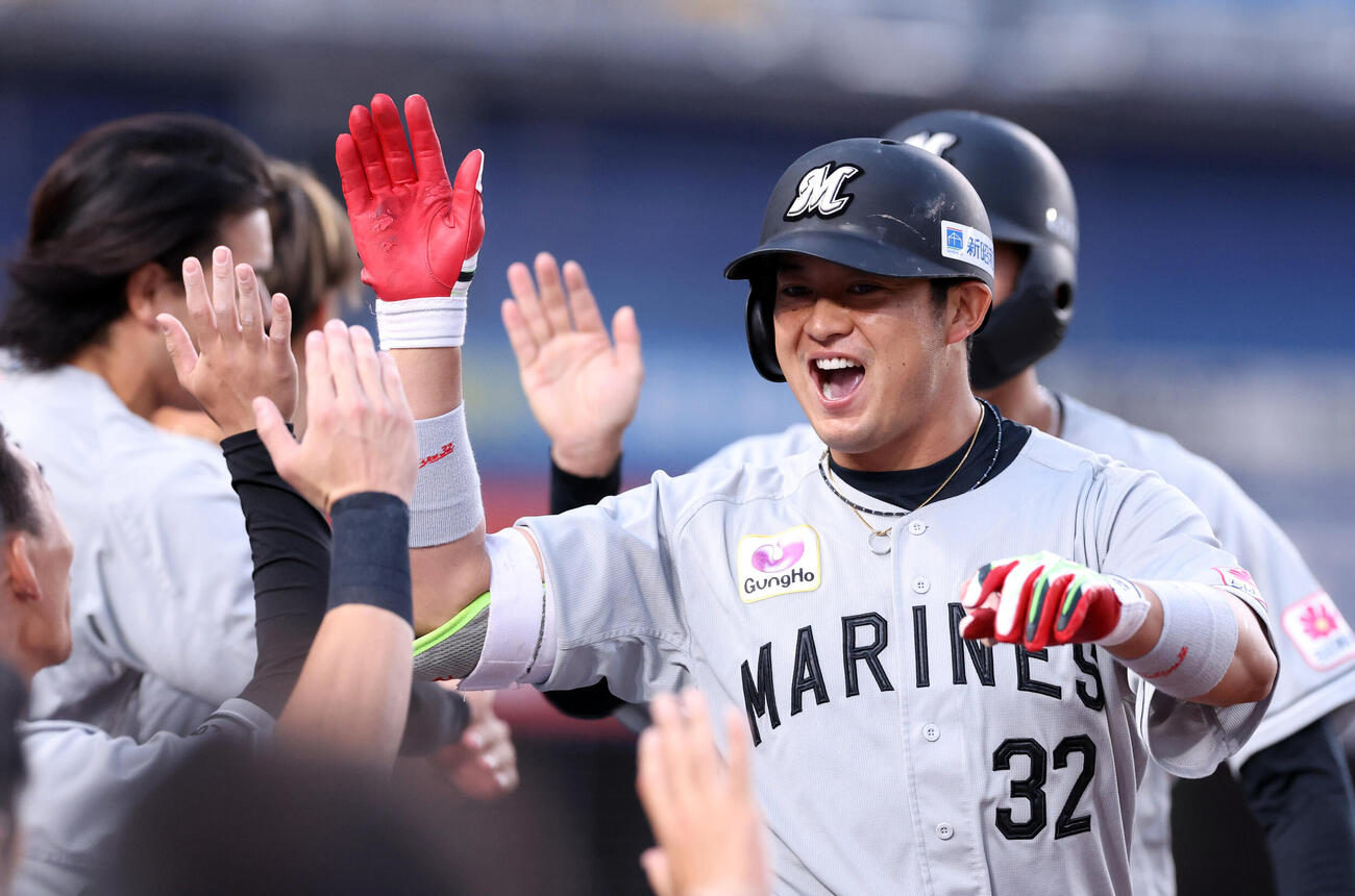 ロッテ対日本ハム　1回裏ロッテ2死一塁、佐藤都志也は2点本塁打を放ちナインとハイタッチ（撮影・浅見桂子）