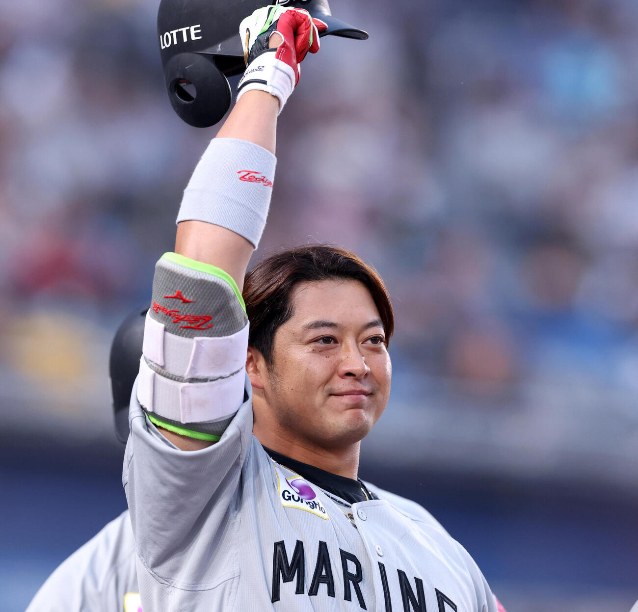 ロッテ対日本ハム　1回裏ロッテ2死一塁、佐藤都志也は2点本塁打を放ちスタンドにあいさつ（撮影・浅見桂子）