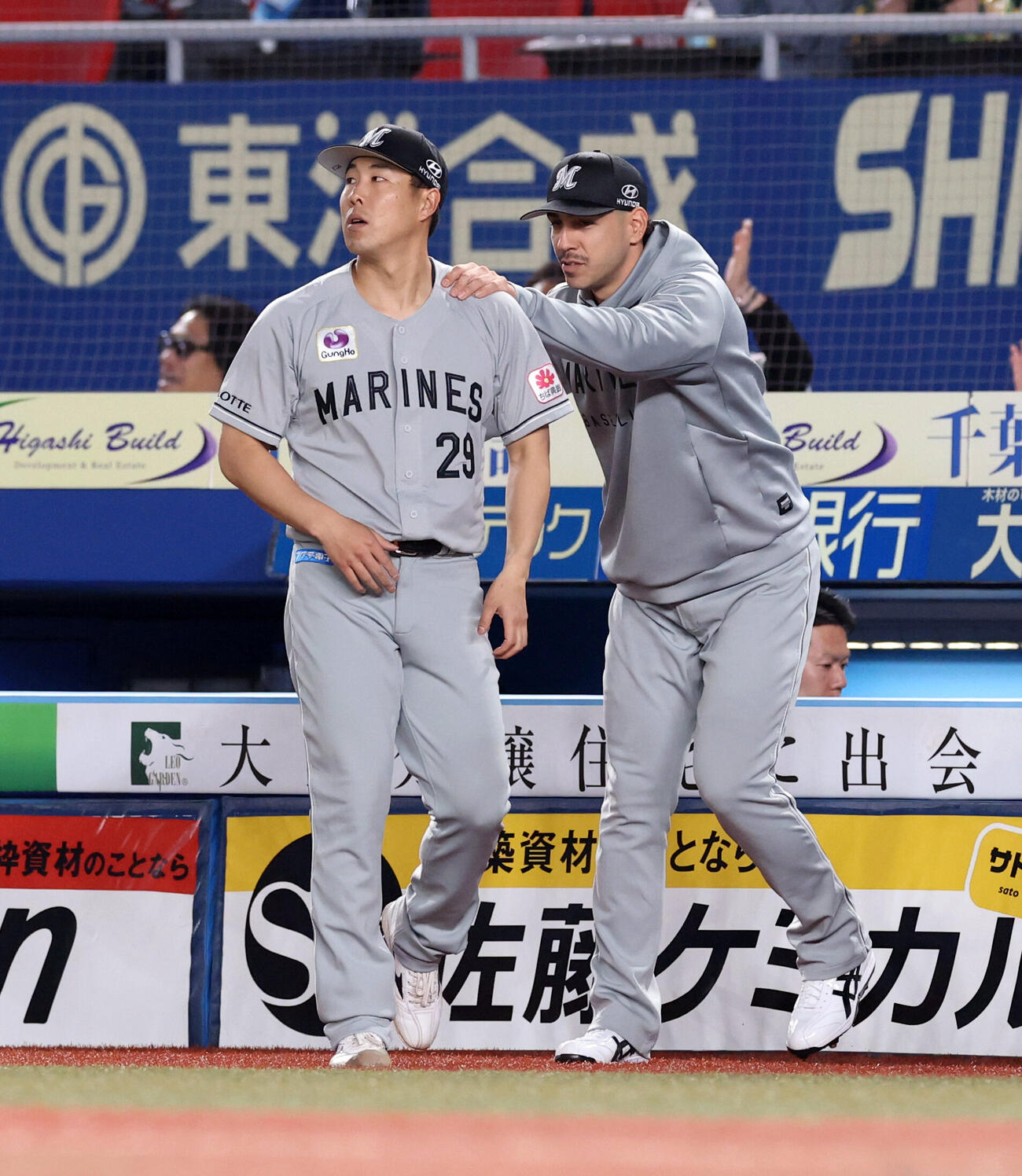 ロッテ対日本ハム　今季初勝利のロッテ西野勇士（左）は、ソトから肩をもまれてほっとした表情を見せる（撮影・浅見桂子）