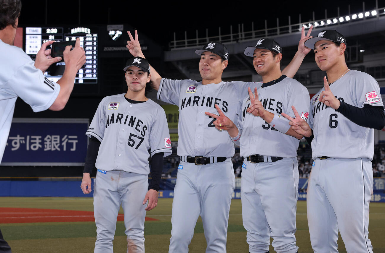 ロッテ対日本ハム　連敗を脱出し記念撮影するロッテの、左から小川龍成、西野勇士、佐藤都志也、西川史礁（撮影・浅見桂子）