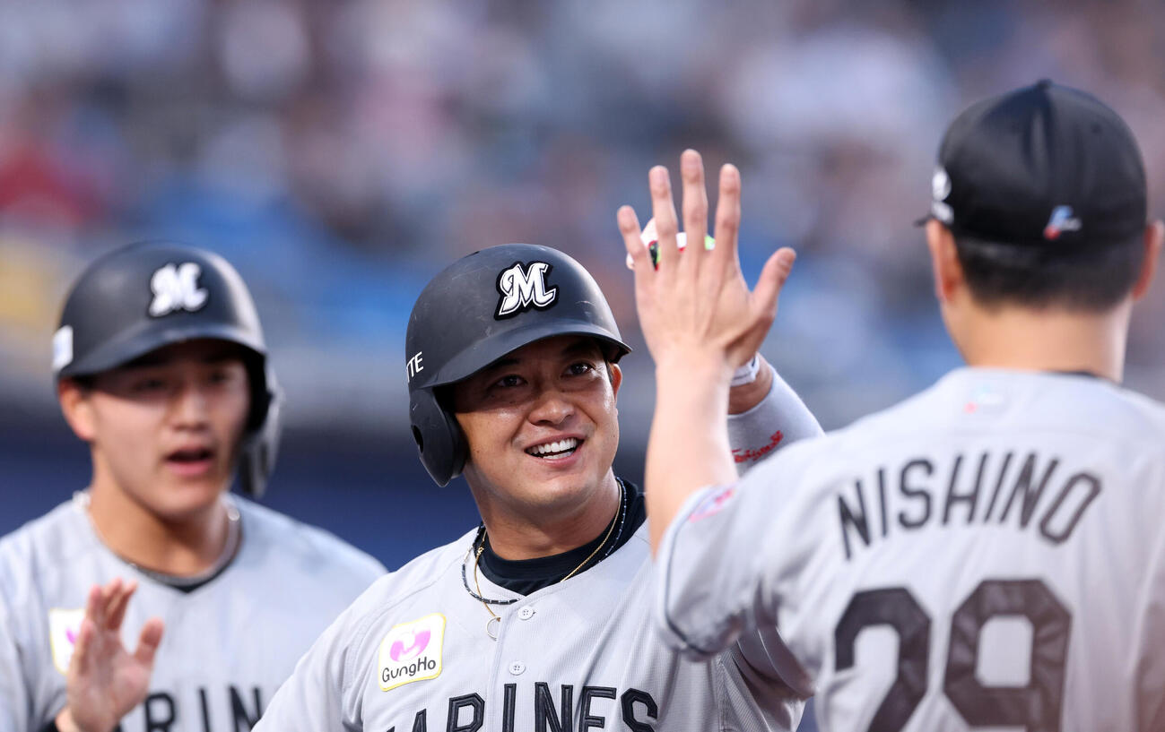 ロッテ対日本ハム　1回裏ロッテ2死一塁、佐藤都志也は2点本塁打を放ち西野勇士らとハイタッチ（撮影・浅見桂子）