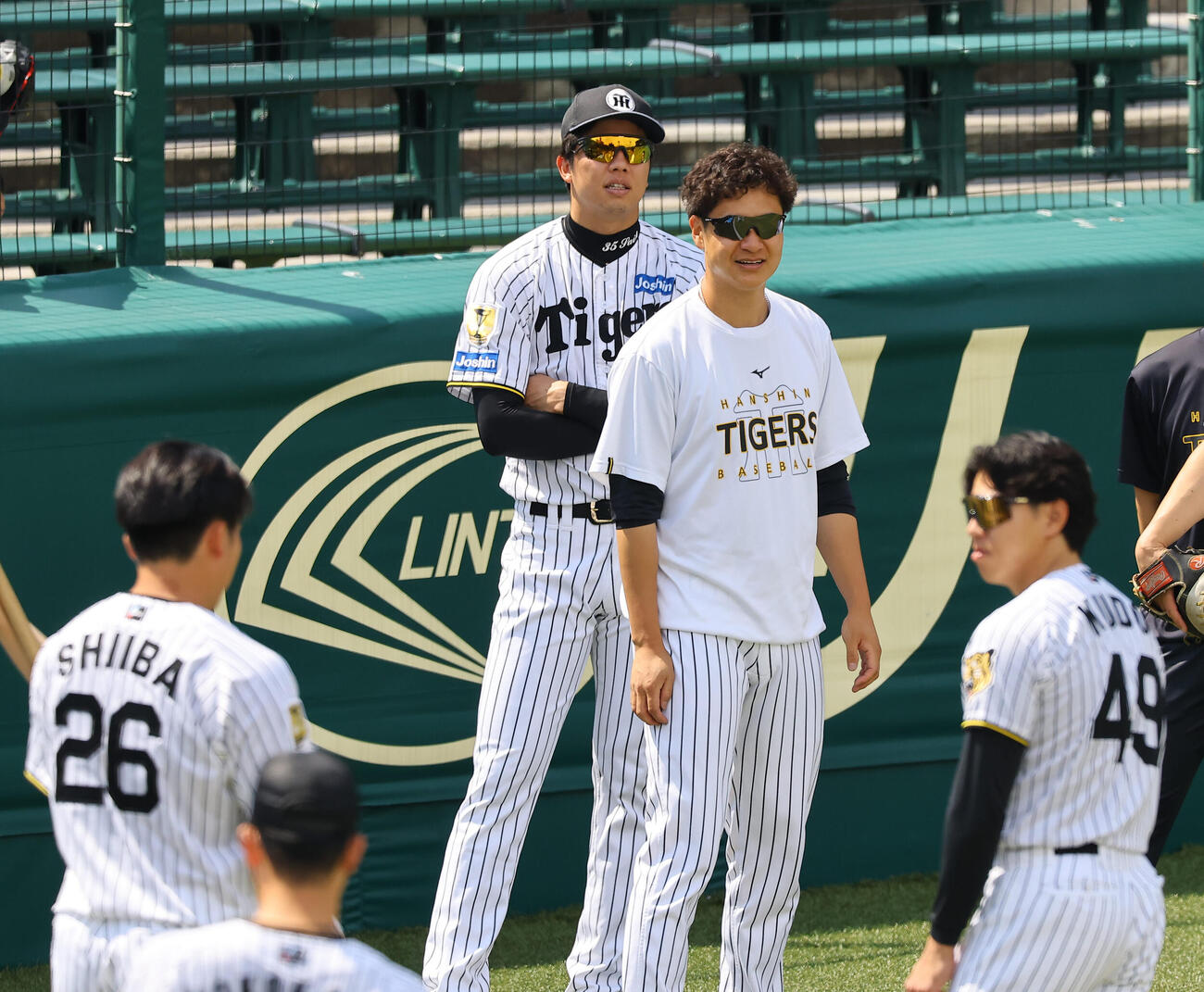 大竹耕太郎（右から2人目）は投手陣と笑顔を見せる（撮影・上田博志）=上田博志撮影