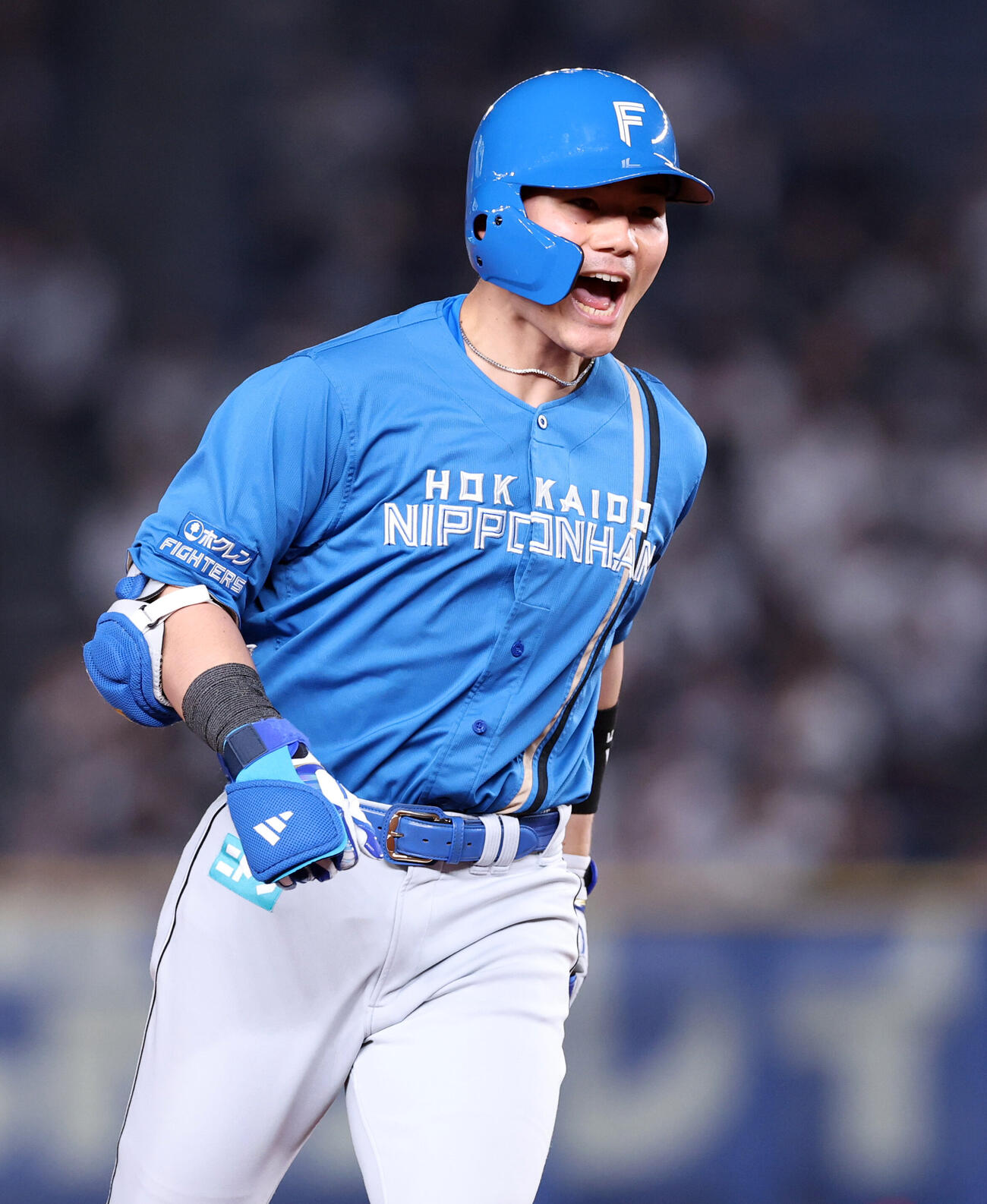 ロッテ対日本ハム　9回表日本ハム無死、清宮幸太郎はソロ本塁打を放ち雄たけびを上げて三塁を回る（撮影・浅見桂子）