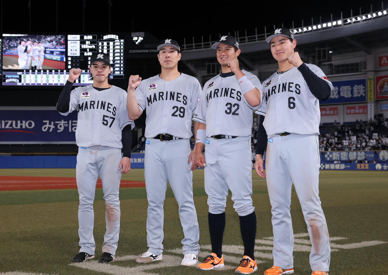 ロッテ対日本ハム　連敗脱出で記念撮影する、左からロッテ小川龍成、西野勇士、佐藤都志也、西川史礁（撮影・浅見桂子）