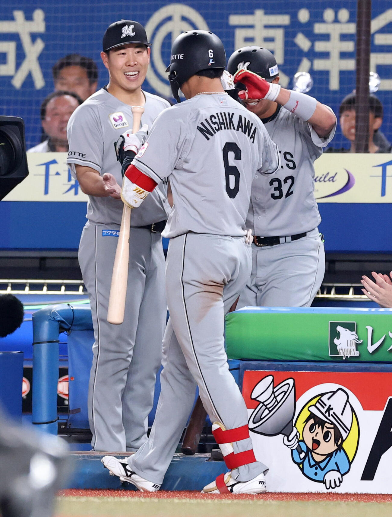 ロッテ対日本ハム　6回裏ロッテ無死、西川史礁（手前）がソロ本塁打を放ち笑顔で迎える西野勇士（撮影・浅見桂子）