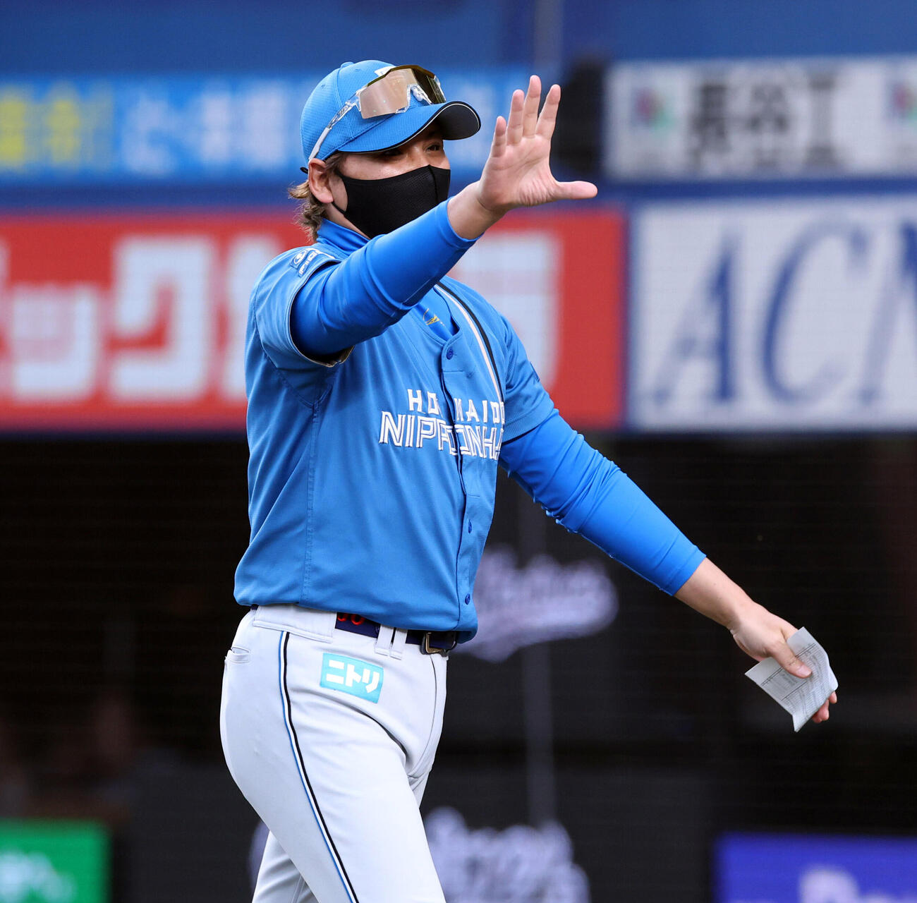 ロッテ対日本ハム　スタンドに手を振りあいさつする日本ハム新庄剛志監督（撮影・浅見桂子）