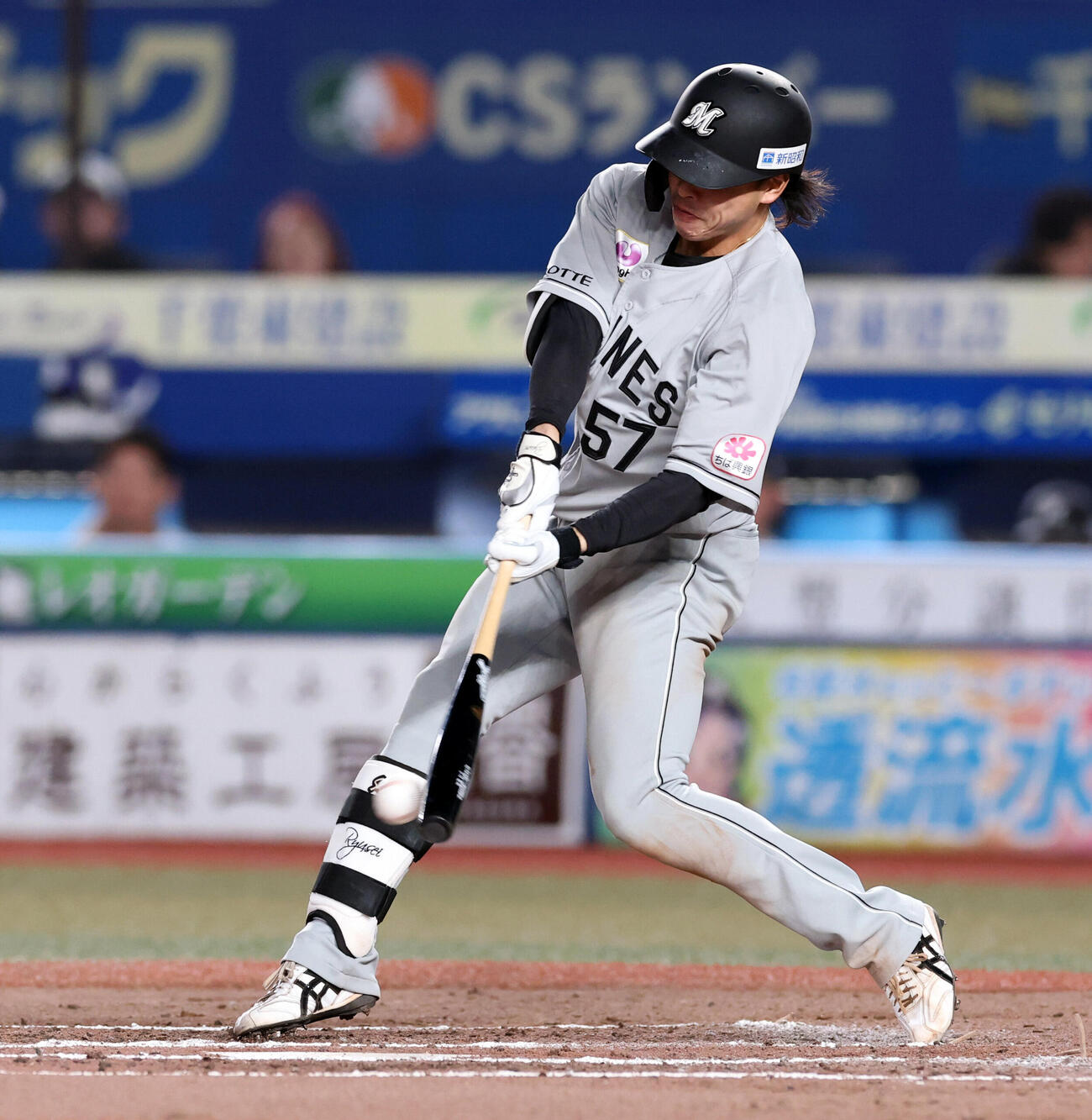 ロッテ対日本ハム　7回裏ロッテに2死一、二塁、小川龍成は適時二塁打を放つ（撮影・浅見桂子）
