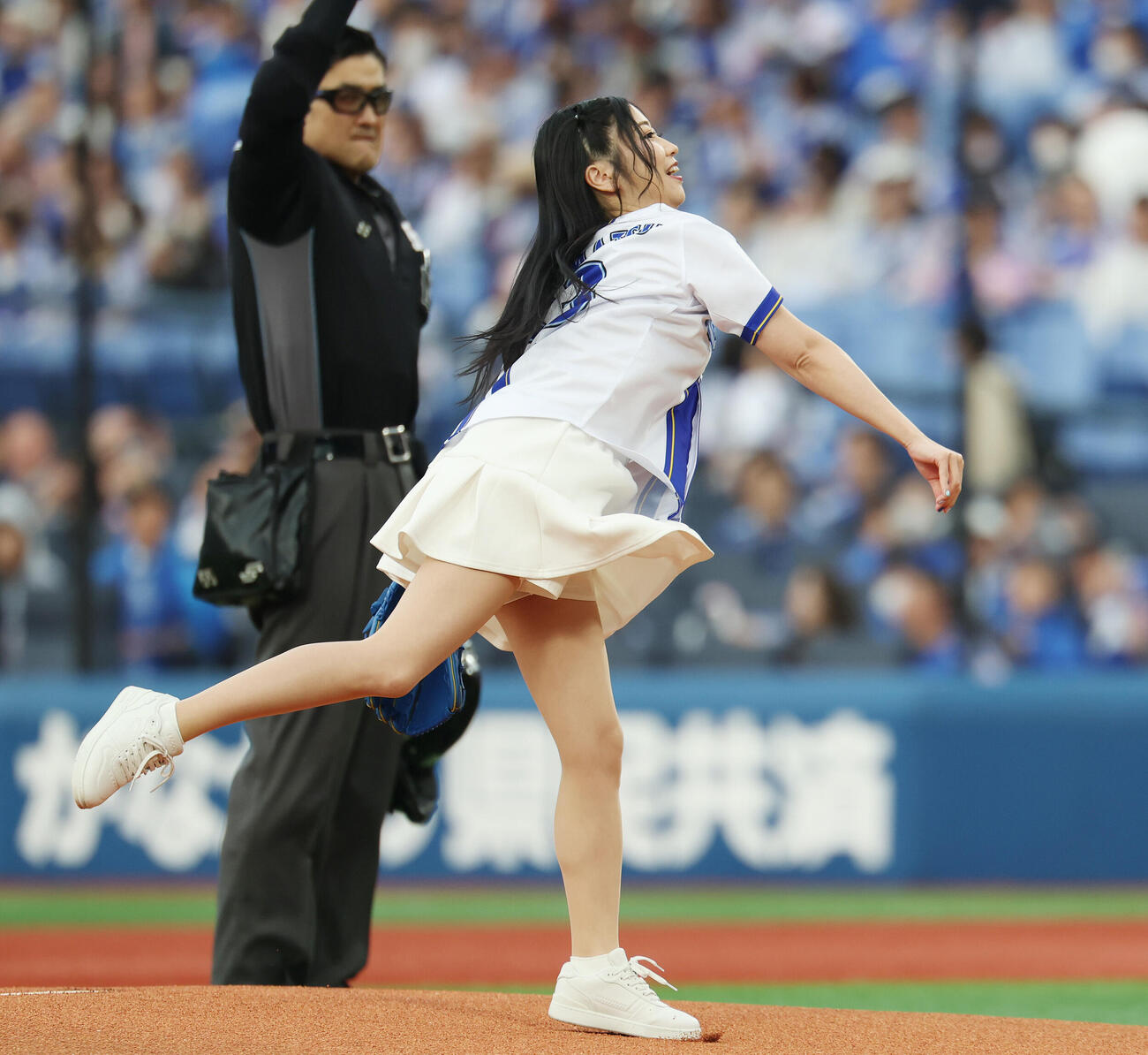 DeNA対中日　始球式を務める門松みゆき（撮影・宮地輝）