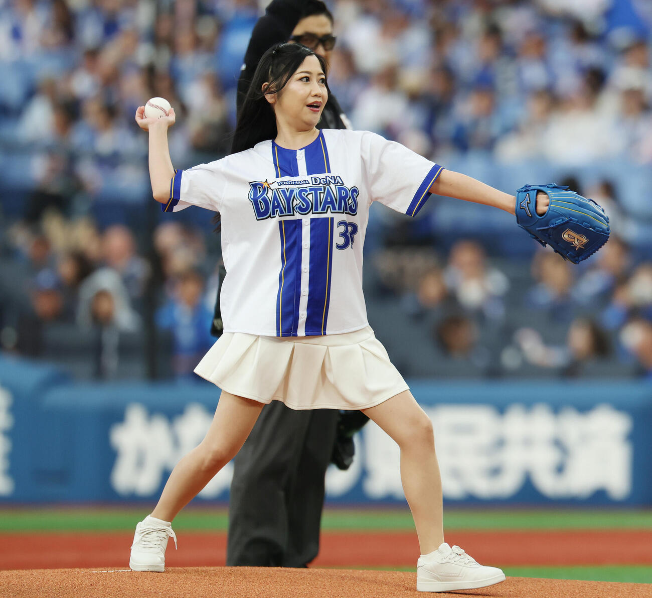 DeNA対中日　始球式を務める門松みゆき（撮影・宮地輝）