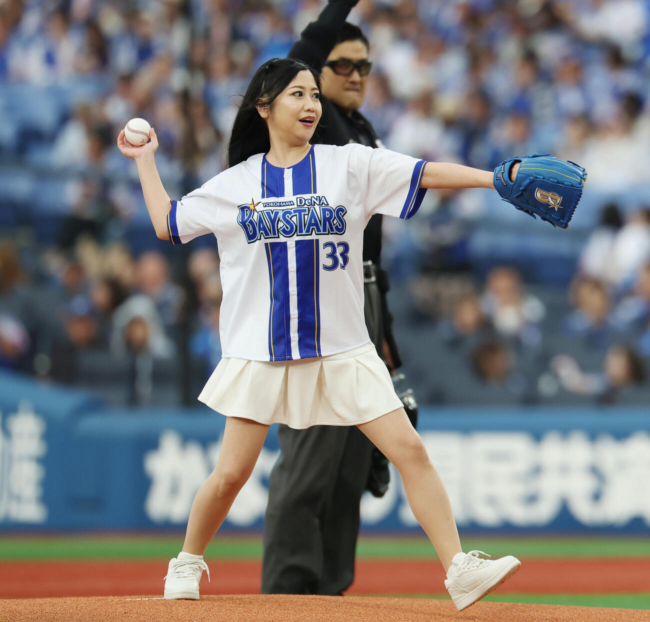DeNA対中日　始球式を務める門松みゆき（撮影・宮地輝）