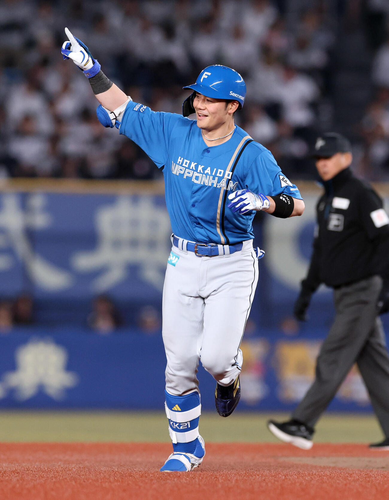 ロッテ対日本ハム　9回表日本ハム無死、清宮幸太郎はソロ本塁打を放ちスタンドに笑顔でポーズ（撮影・浅見桂子）