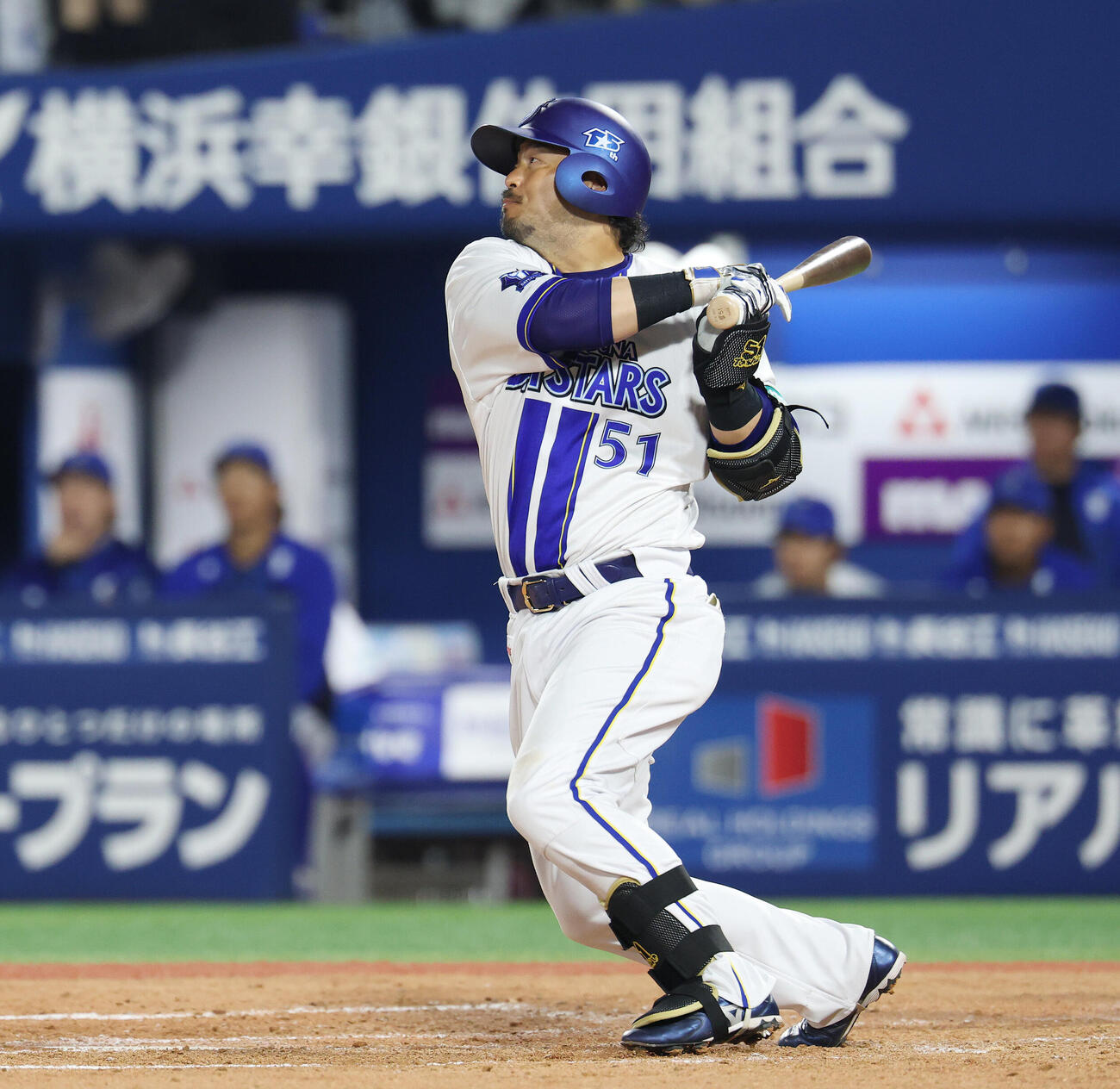 DeNA対中日　4回裏DeNA1死、二塁打を放つ宮崎敏郎（撮影・宮地輝）