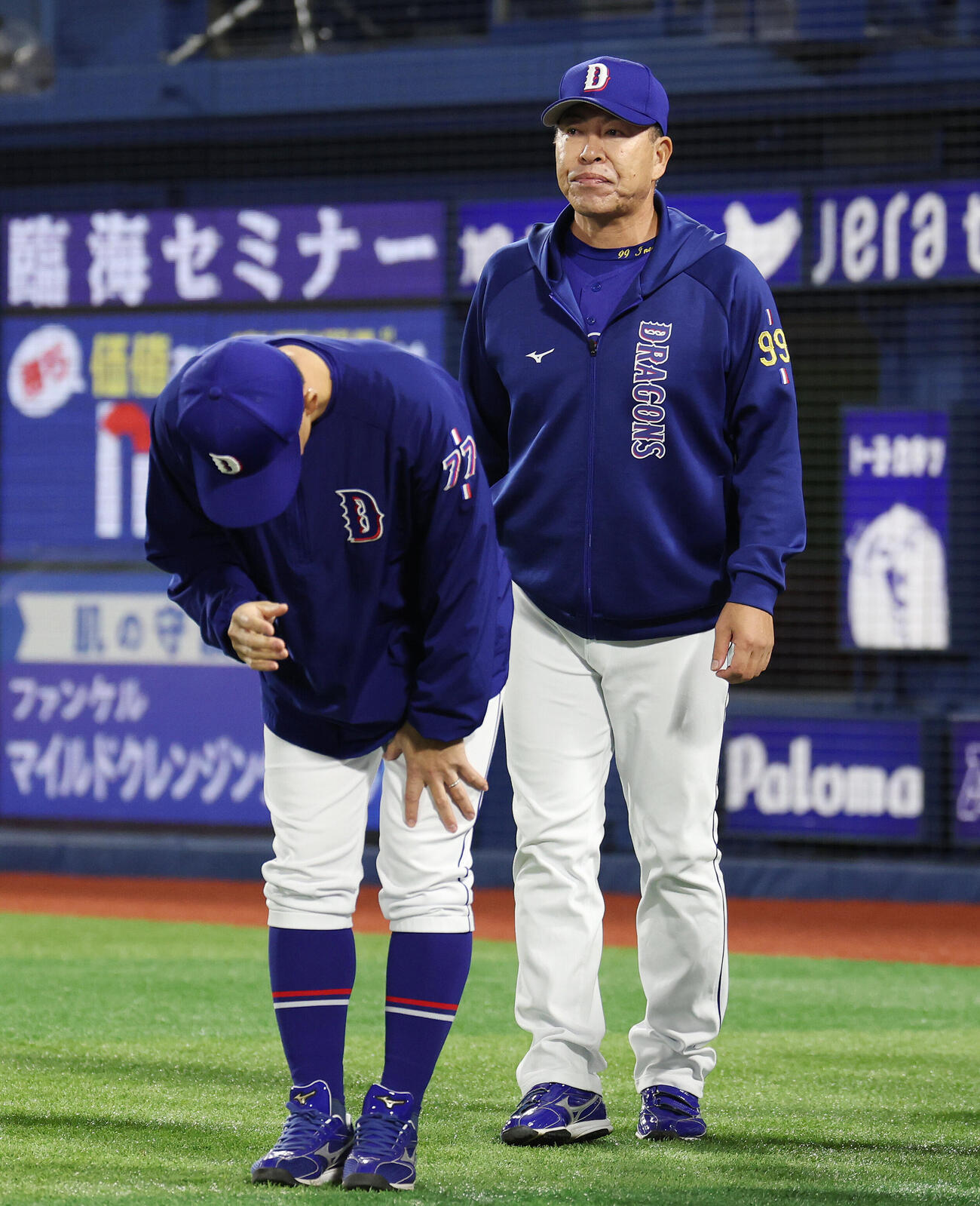 DeNA対中日　引き分けに終わりあいさつする中日井上一樹監督（撮影・宮地輝）
