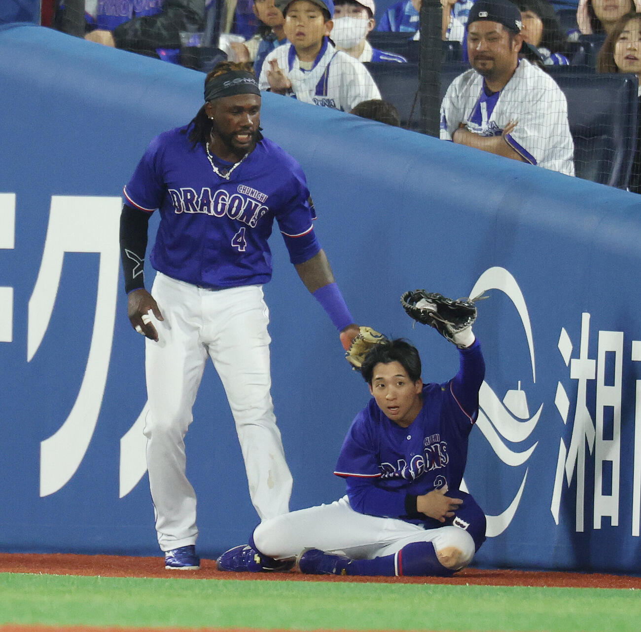 DeNA対中日　10回裏DeNA2死一塁、京田陽太の二飛を好捕した田中幹也。左はオルランド・カリステ（撮影・宮地輝）