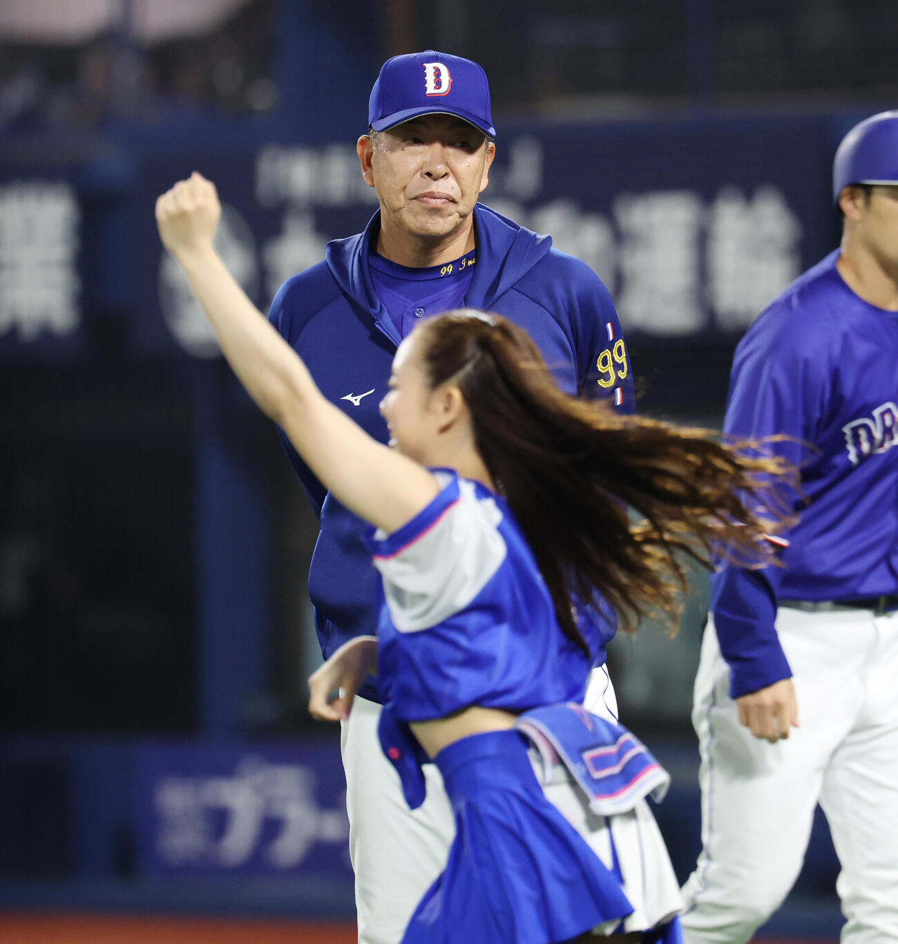 DeNA対中日　8回裏、交代を告げベンチに下がる中日井上一樹監督（撮影・宮地輝）