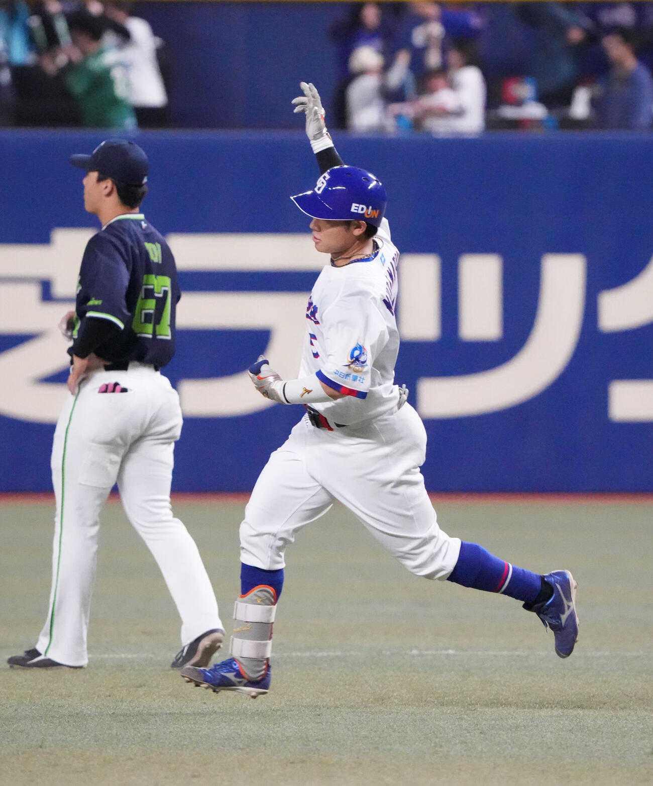 4月24日の中日対ヤクルト　9回裏中日1死二、三塁、3点サヨナラ本塁打を放ちダイヤモンドを回る村松