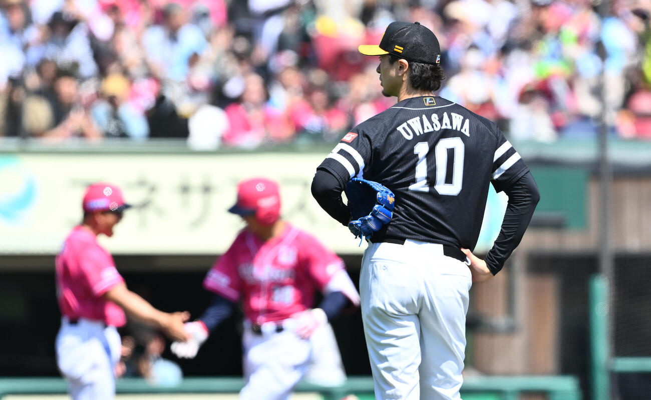 楽天対ソフトバンク　2回裏楽天2死一、二塁、佐藤直樹に3点本塁打を許す上沢直之（撮影・滝沢徹郎）　